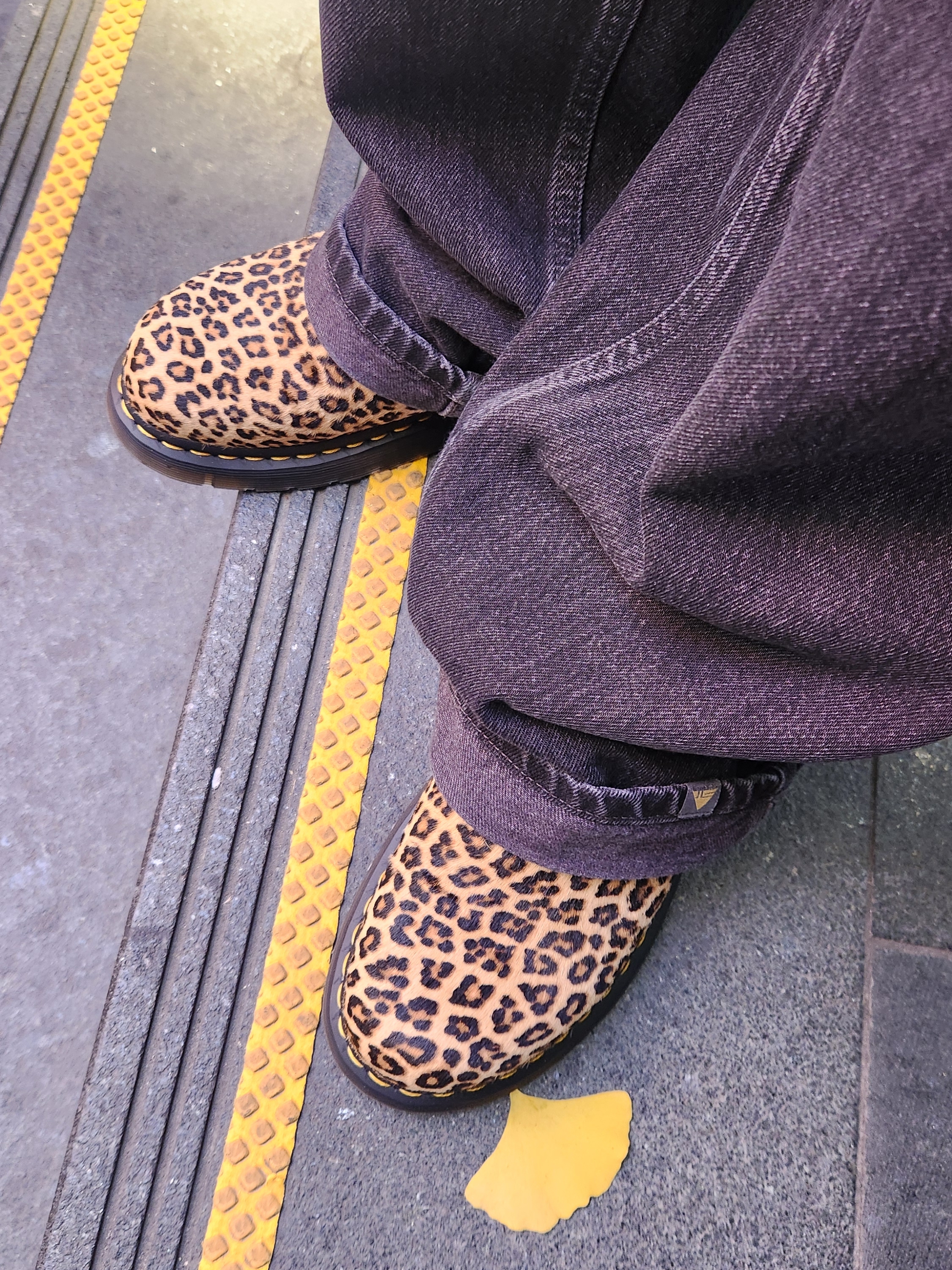 Dr. Martens Jorge II Suede Mule Light Tan Black - 25SS 착용 스타일 - 1