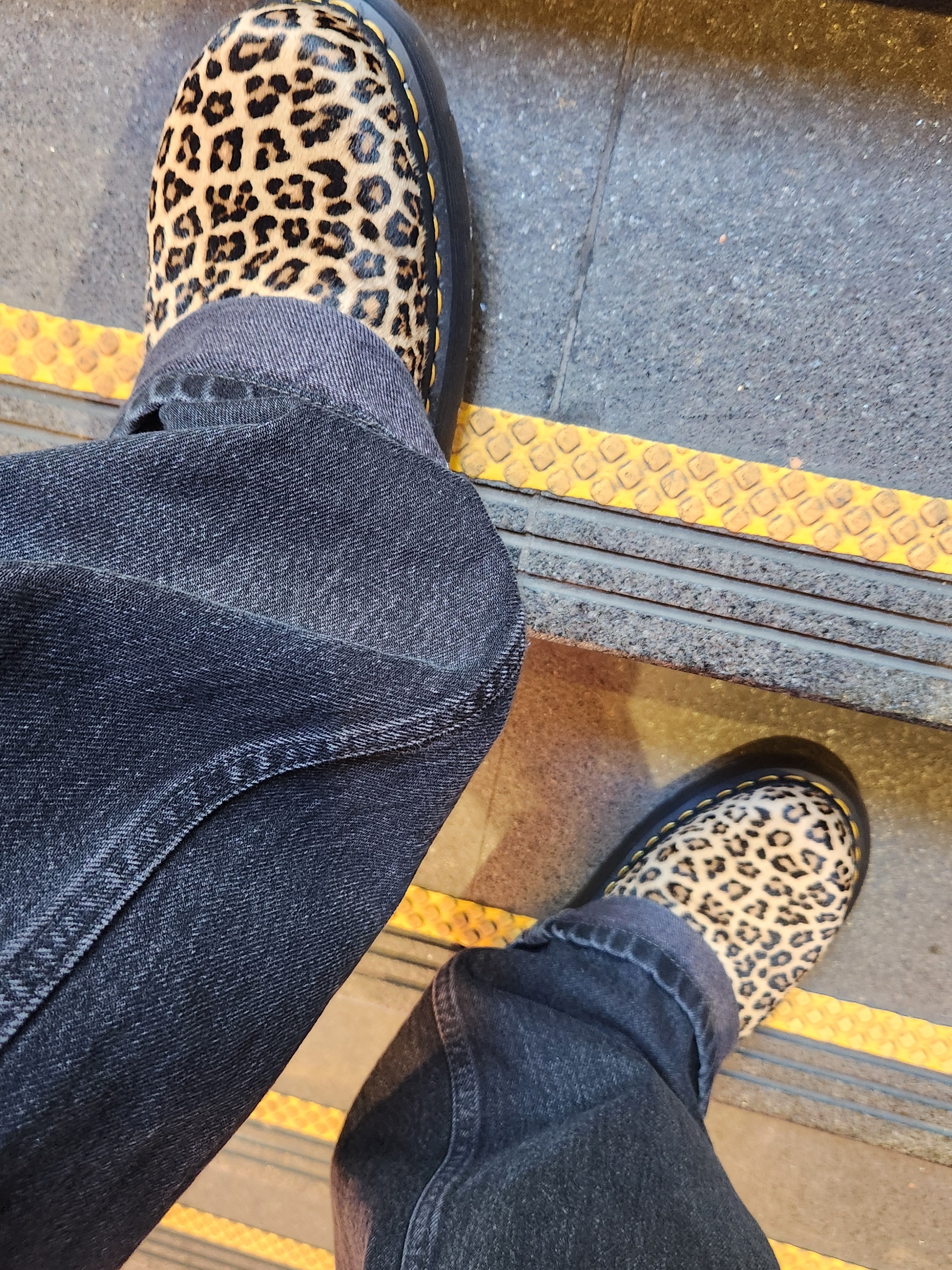 Dr. Martens Jorge II Suede Mule Light Tan Black - 25SS 착용 스타일 - 2