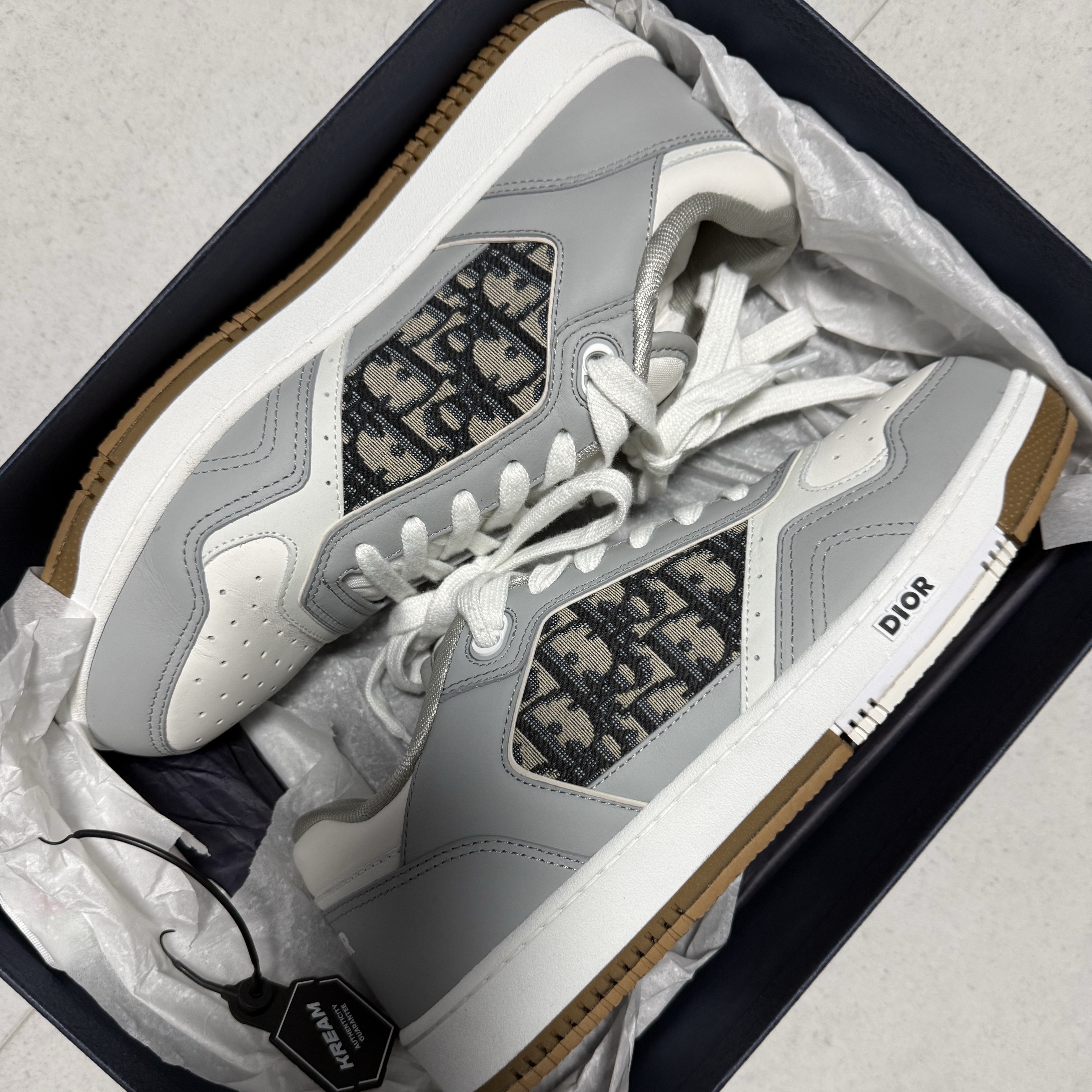 Dior B27 Low-Top Sneakers Gray 착용 스타일