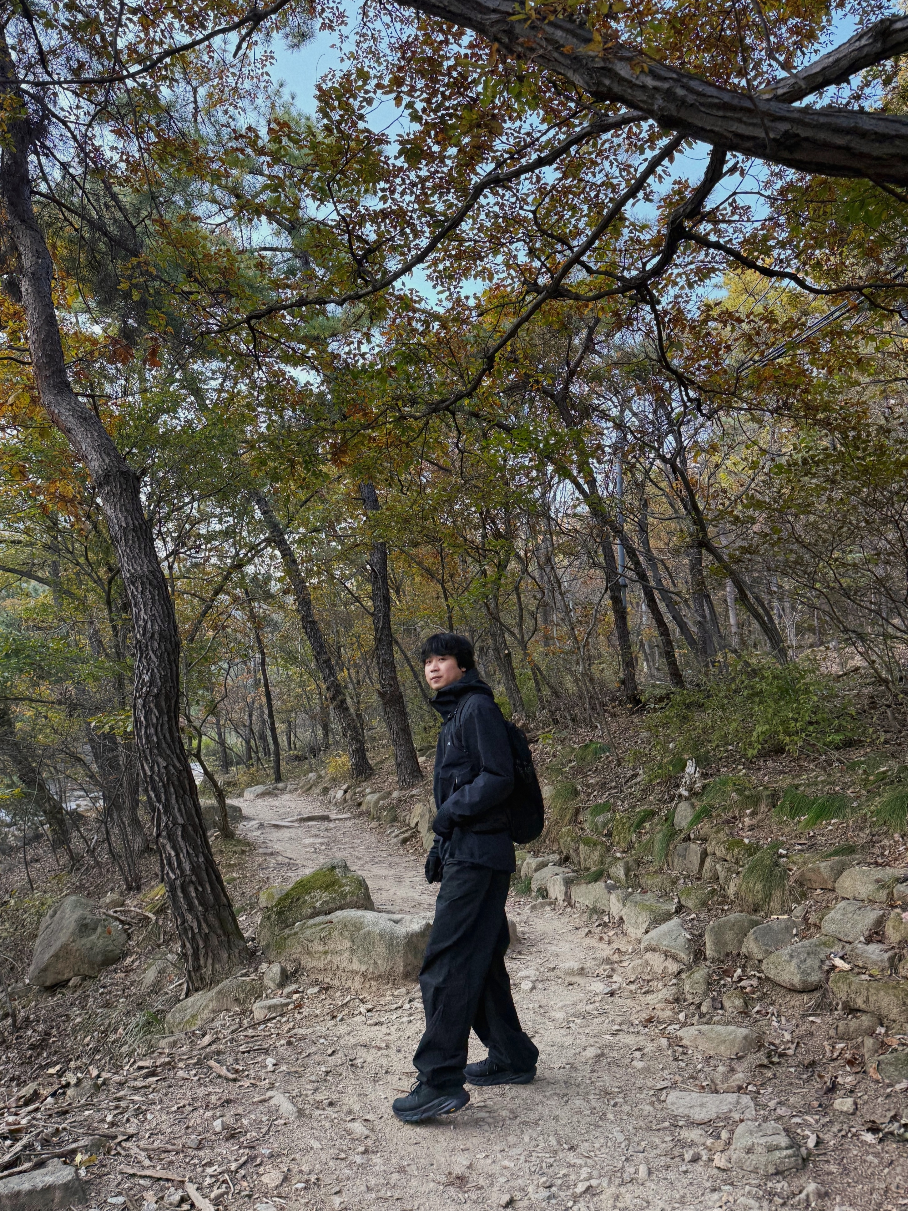 Arc'teryx Zeta SL Jacket Black, Montbell Mini Zip Wallet Gray 착용 스타일 - 3