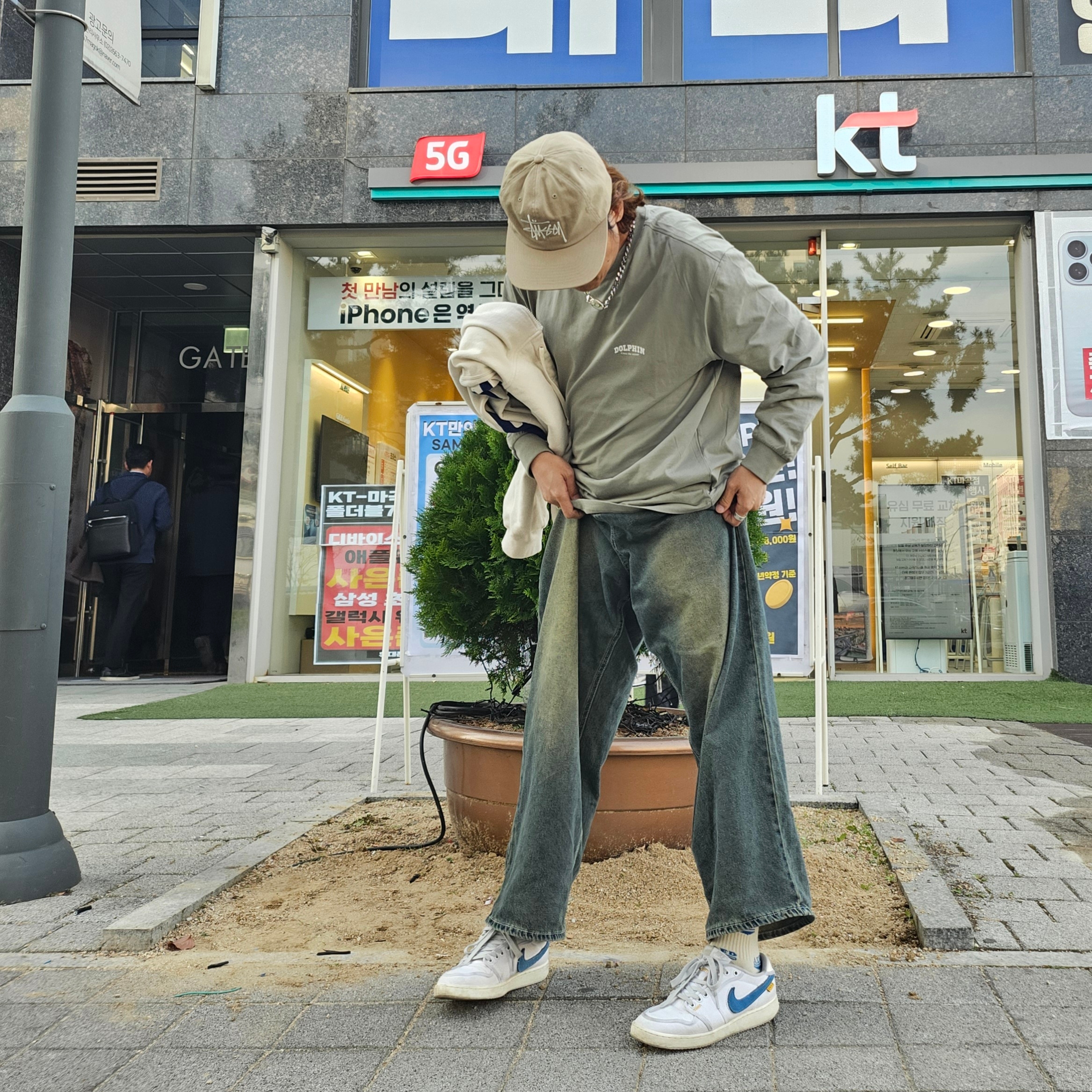 Stussy Basic Strapback Cap Khaki, Jordan 1 x Union KO Low White 착용 스타일 - 5
