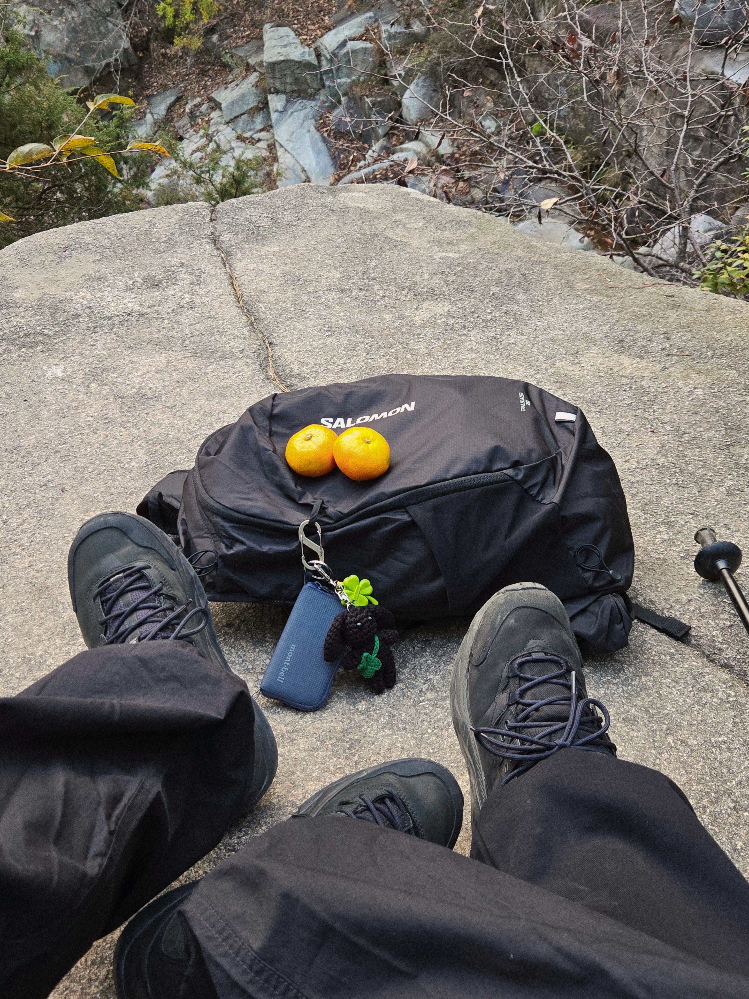 Arc'teryx Zeta SL Jacket Black, Montbell Mini Zip Wallet Gray 착용 스타일 - 5