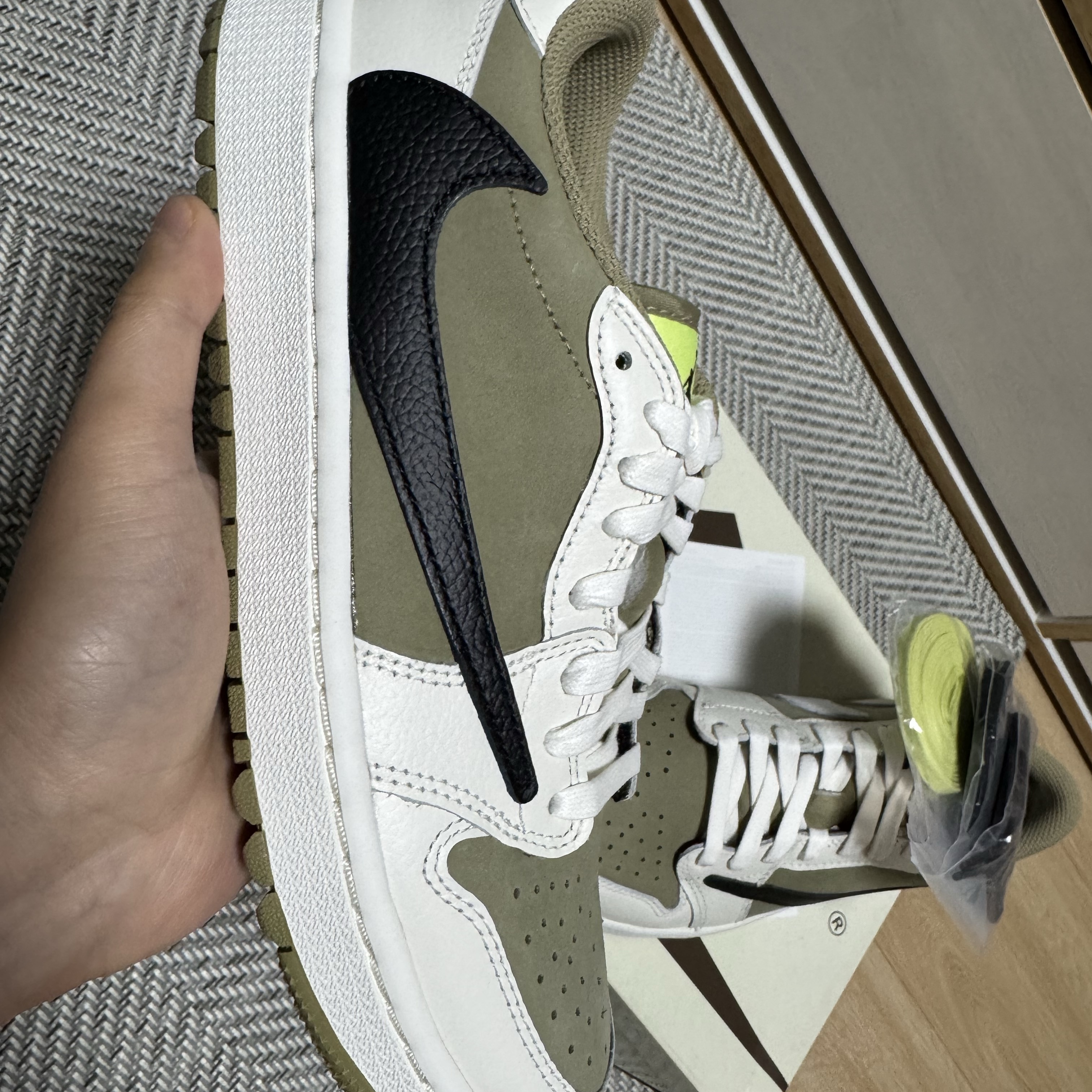 Jordan 1 x Travis Scott Retro Low Golf NRG Neutral Olive 착용 스타일 - 3