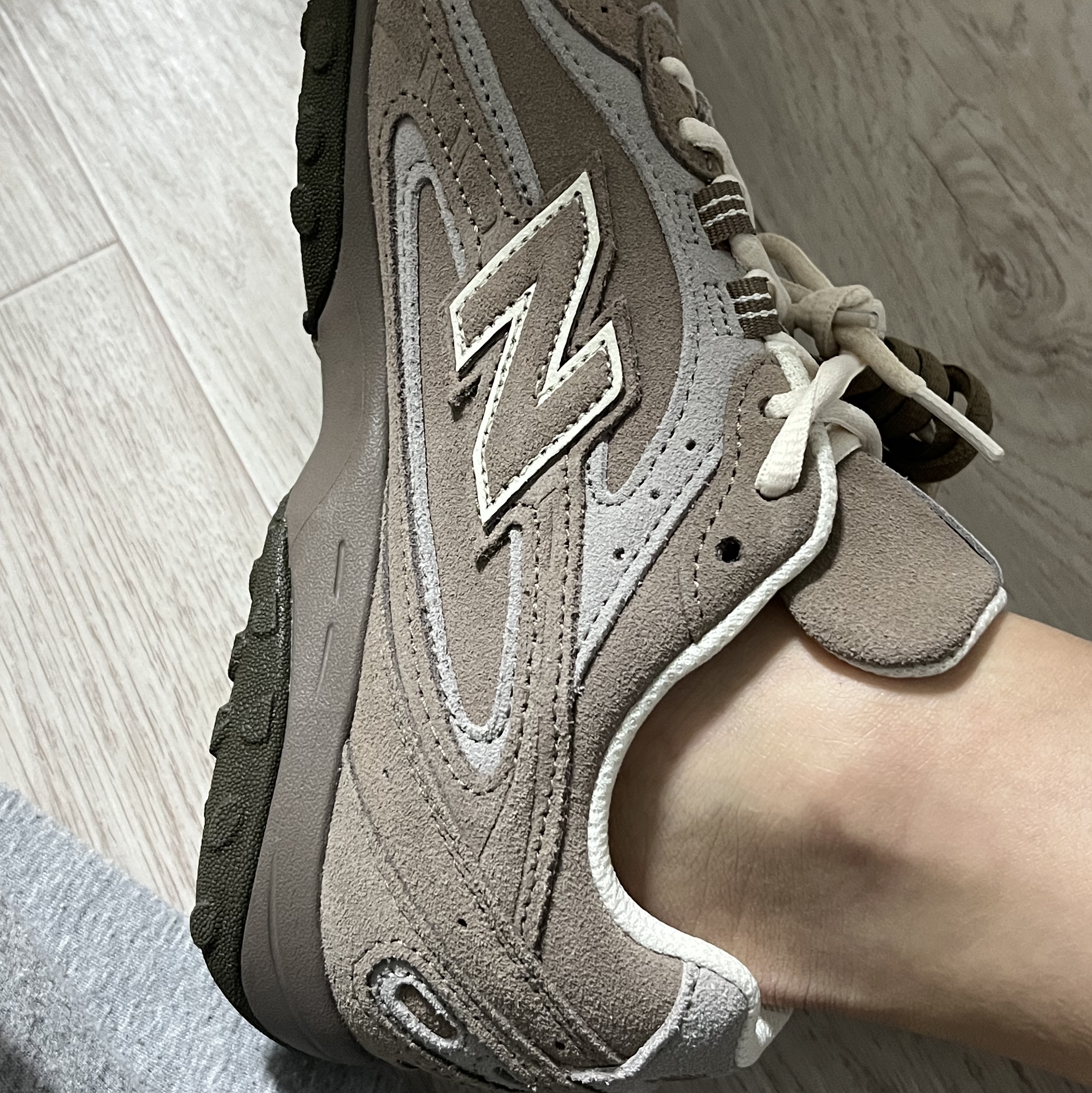 New Balance 204L Suede Mushroom Arid Stone 착용 스타일 - 3