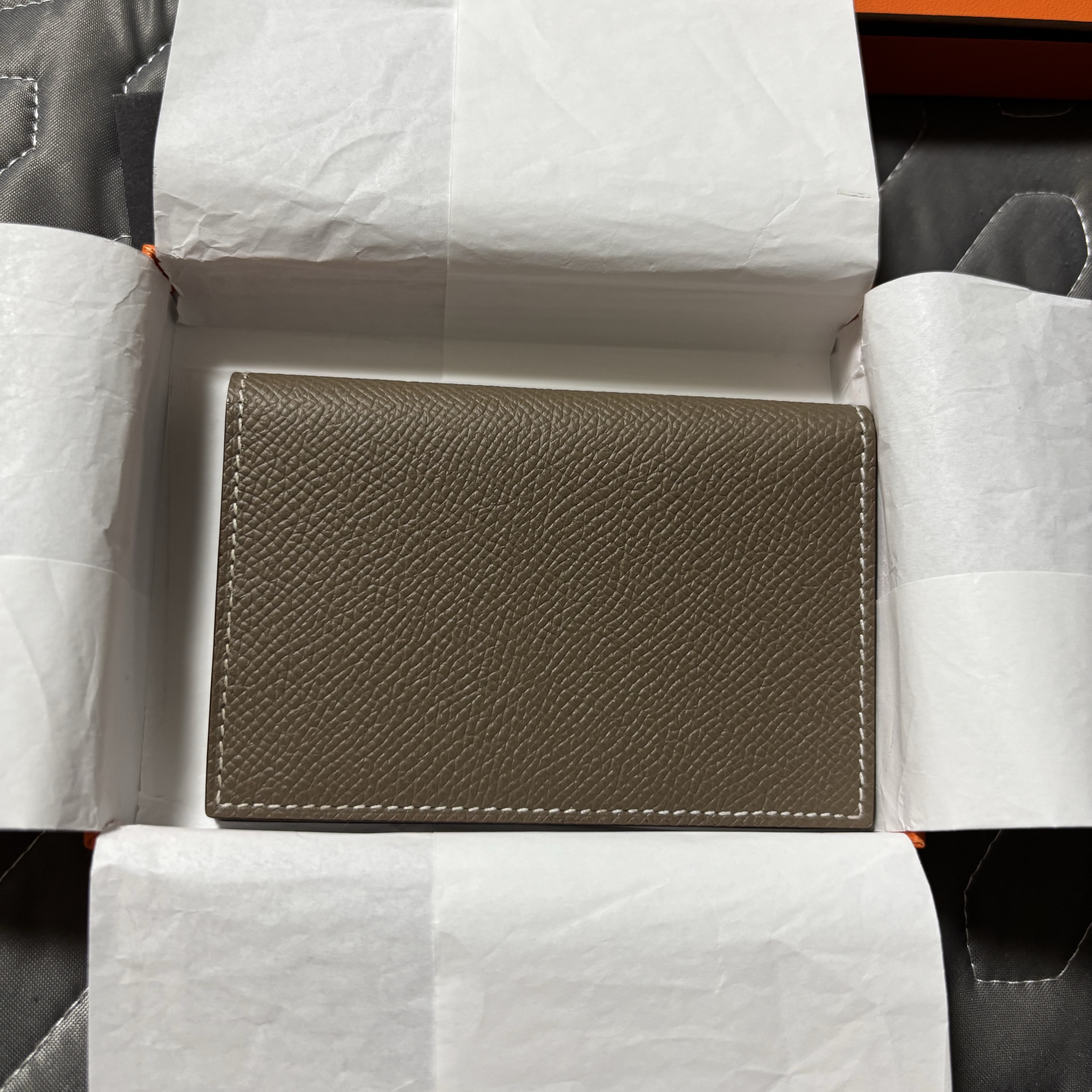 Hermes MC² Euclide Card Holder Epsom & Etoupe 착용 스타일