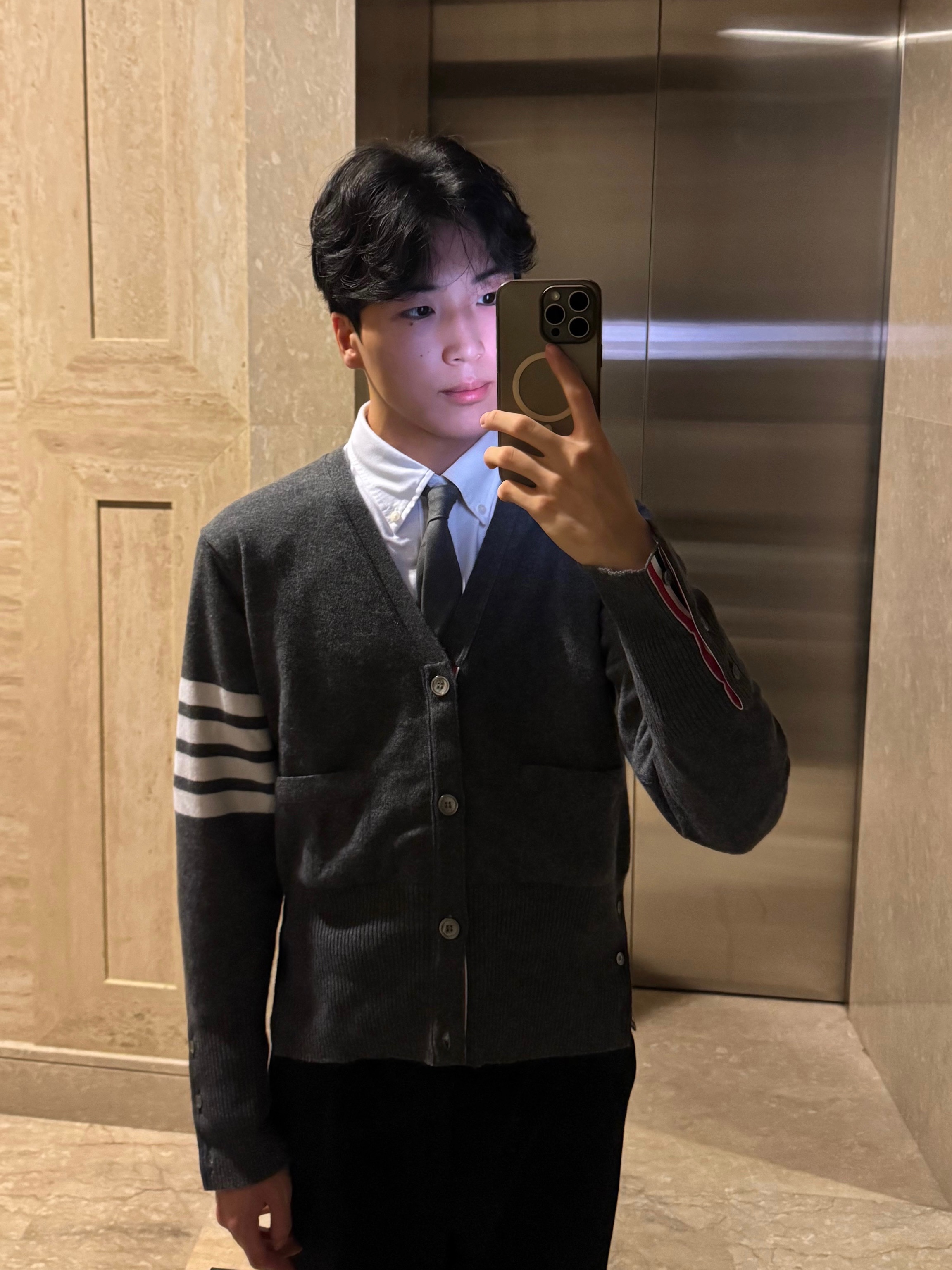 Thom Browne Cashmere 4-Bar Cardigan Medium Grey, Thom Browne Super 120S Twill Necktie Medium Grey 착용 스타일 - 1