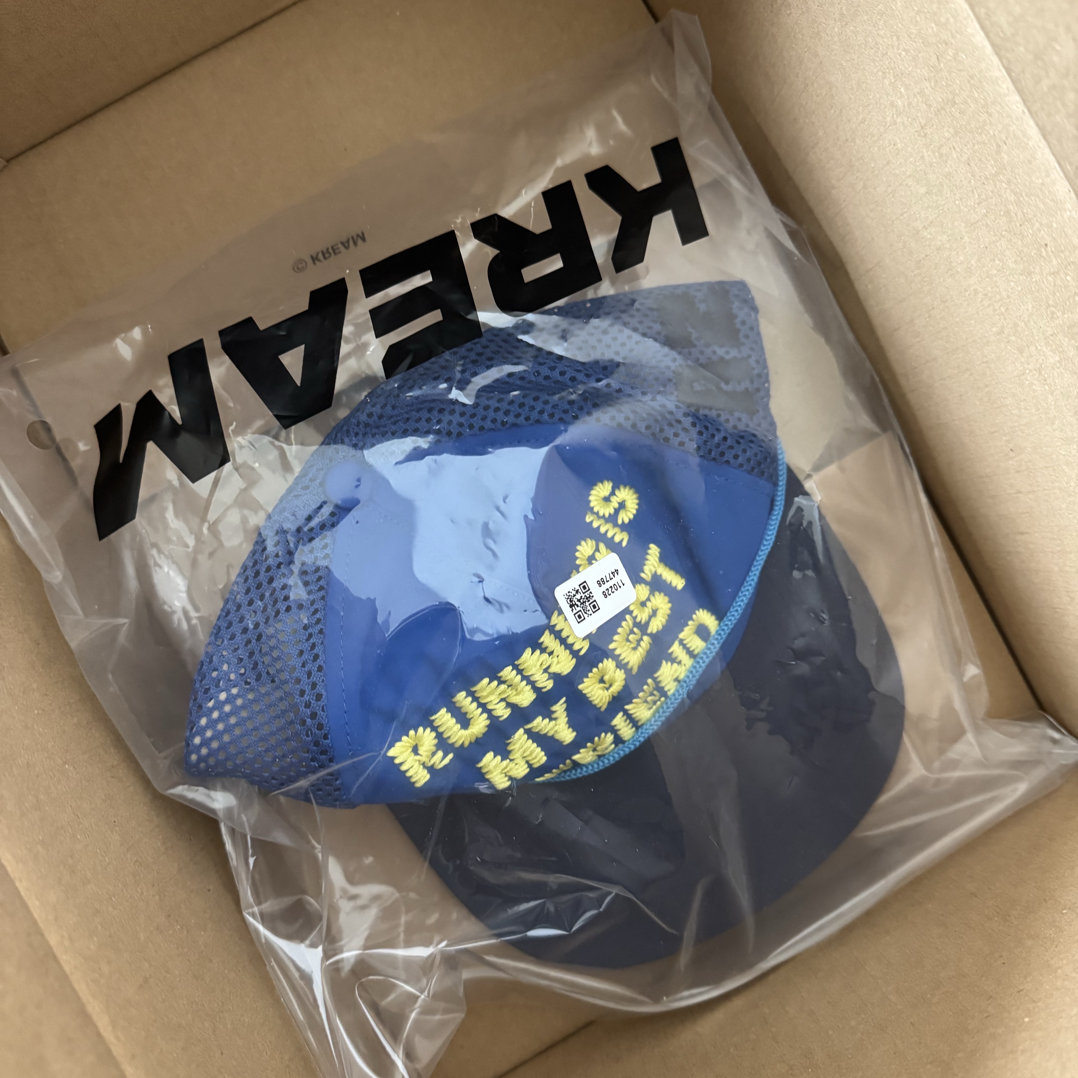 Alex Zono Running Is My Best Friend Trucker Blue 착용 스타일