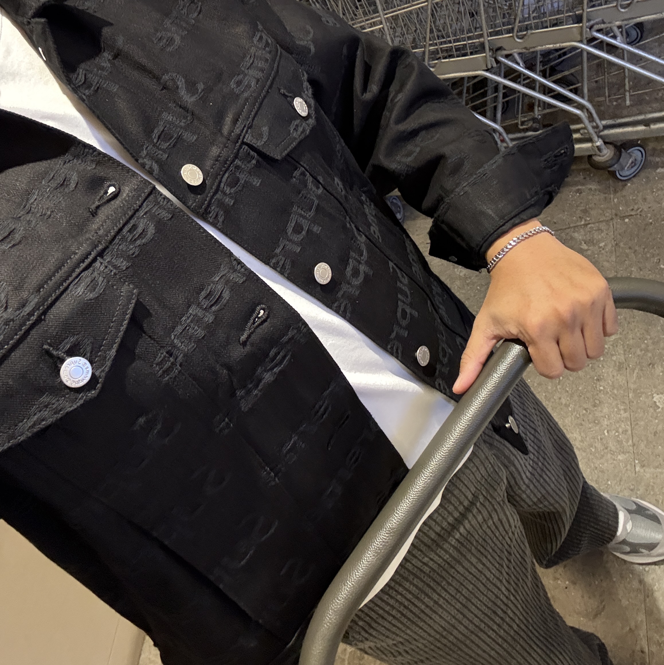Supreme Jacquard Logos Denim Trucker Jacket Black - 25FW, New Balance 993 Made in USA Grey - D Standard 착용 스타일