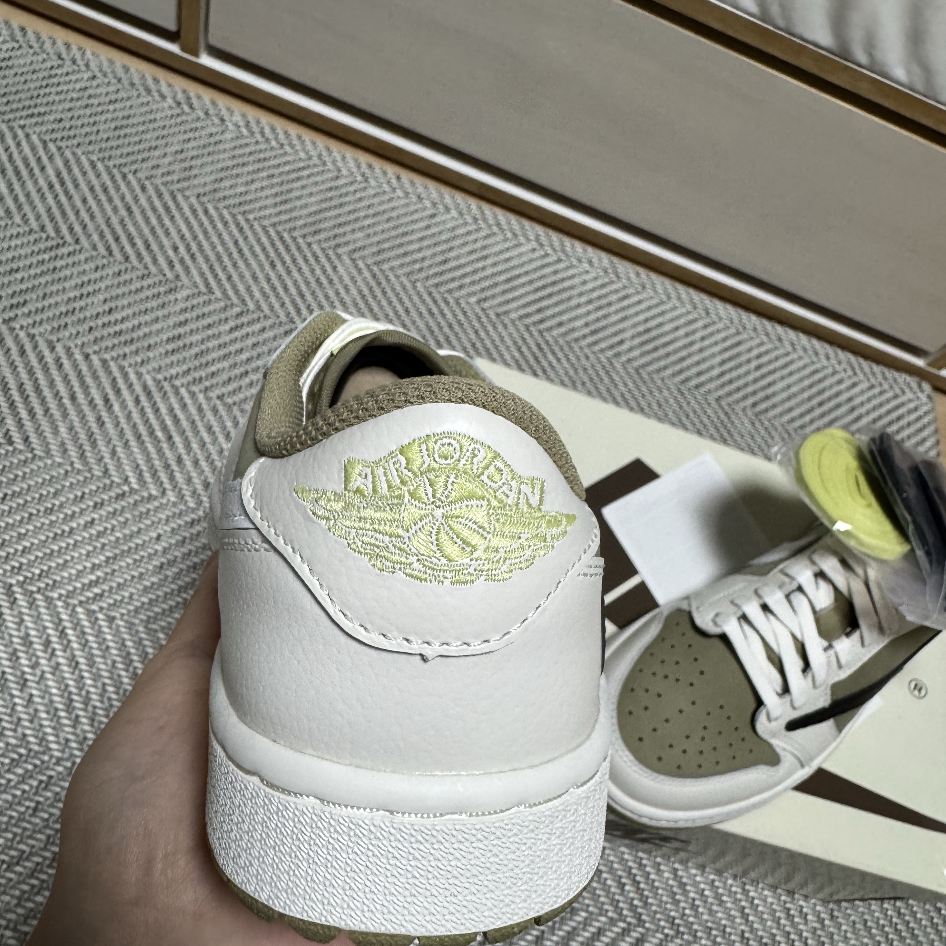 Jordan 1 x Travis Scott Retro Low Golf NRG Neutral Olive 착용 스타일 - 5