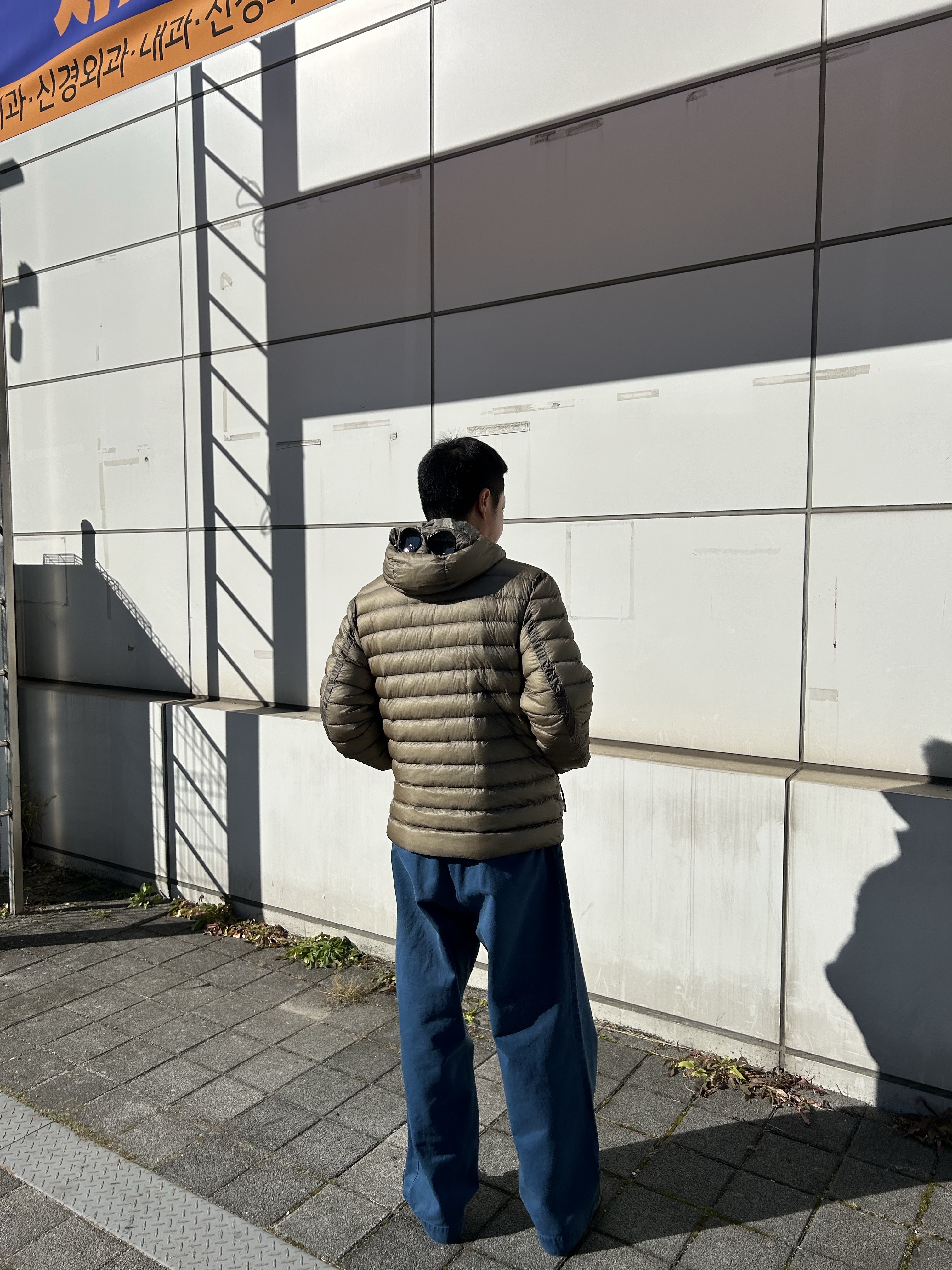 C.P. Company Medium Down Jacket Fungi Grey - 25FW, A.Presse Vintage Work Pants Blue - 25FW 착용 스타일 - 3