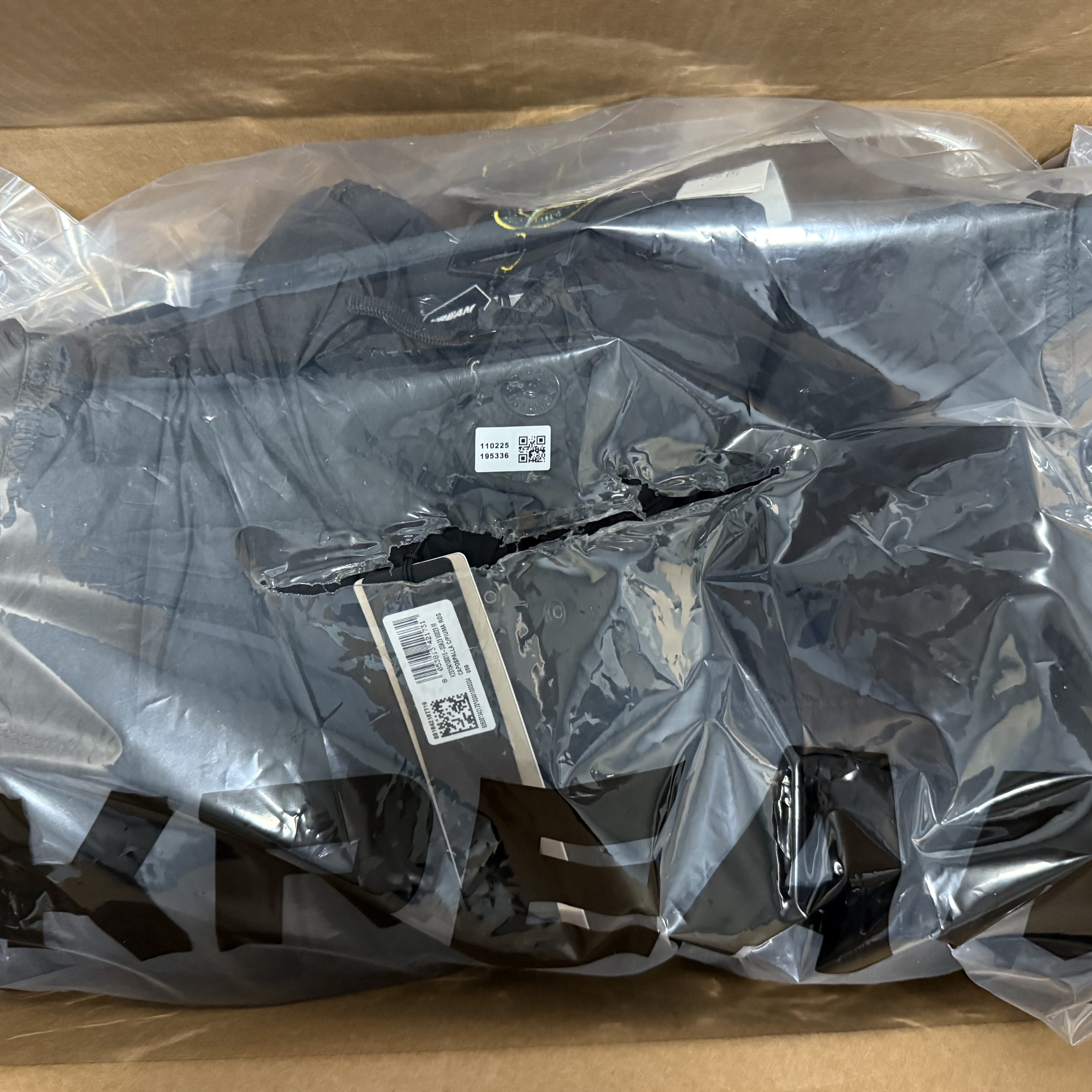 Stone Island 4100010 Crinkle Reps NY Recycled Nylon Down Jacket with Wind Resistant Black - 25FW 착용 스타일