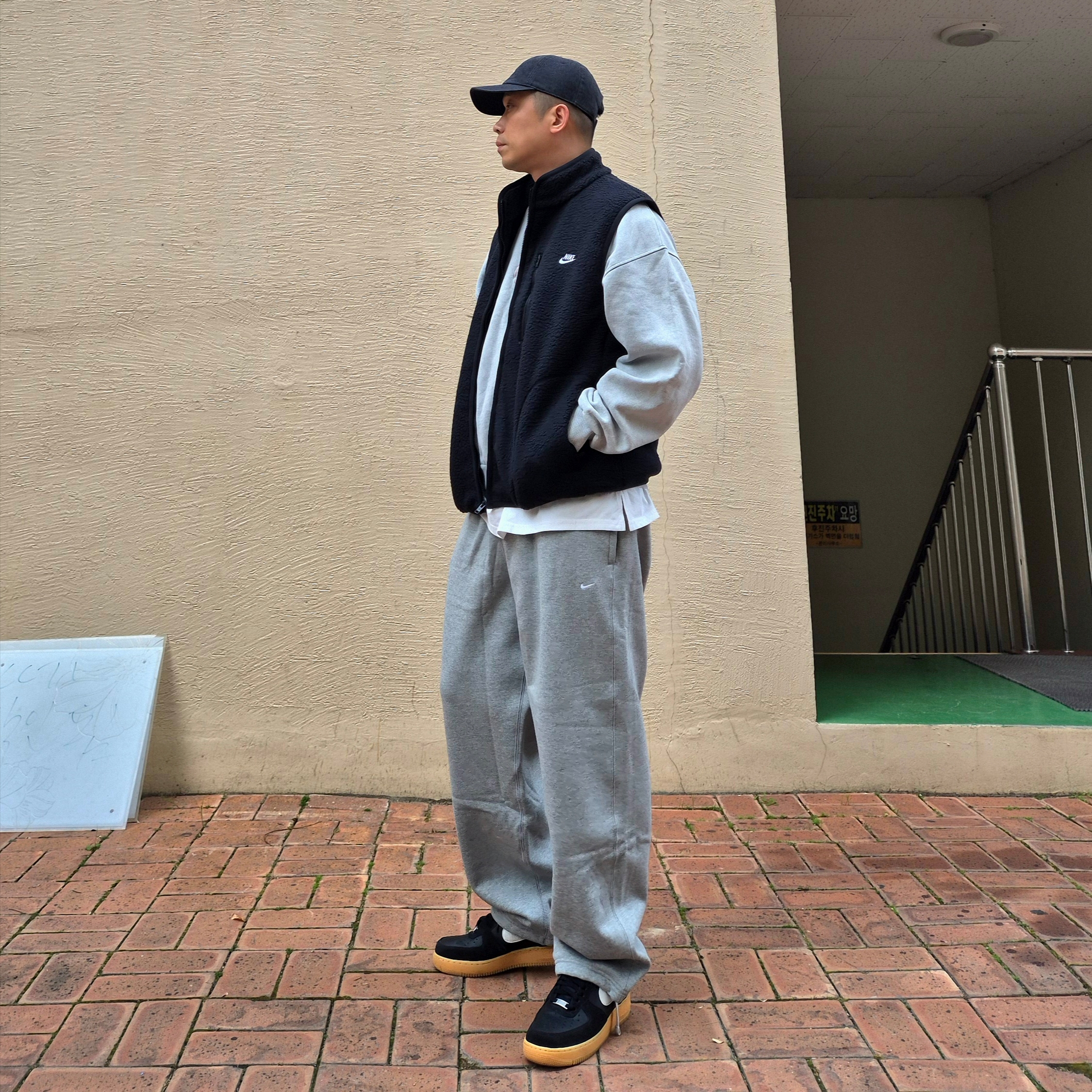 Nike Air Force 1 '07 LV8 Black Gum Light Brown, Nike Solo Swoosh Fleece Open Hem Pants Dark Grey Heather Light Smoke Grey - Asia 착용 스타일 - 1