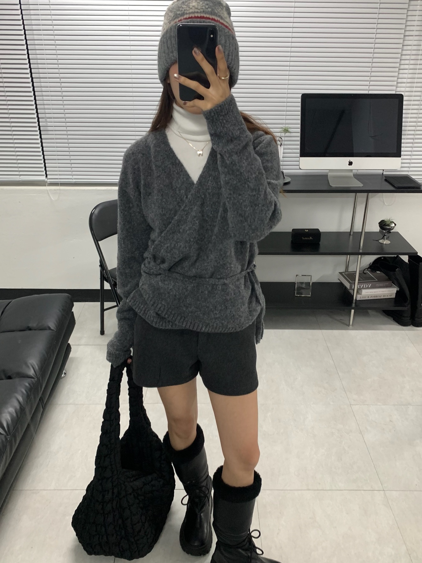 COS Quilted Oversized Shoulder Bag Black 착용 스타일 - 1