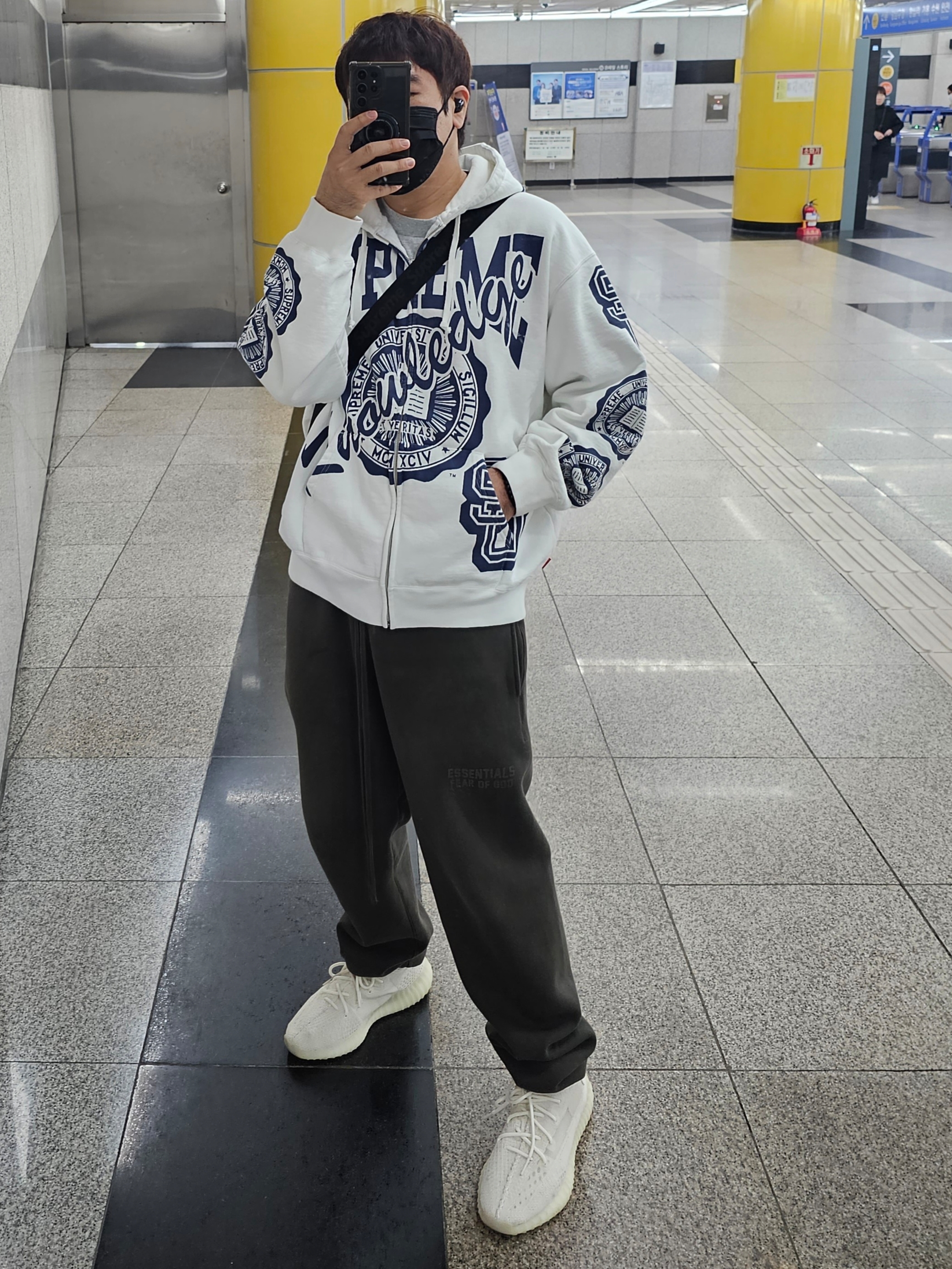 Supreme Knowledge Reigns Zip Up Hooded Sweatshirt White - 25FW, Essentials Sweatpants Off Black - 23SS 착용 스타일 - 2