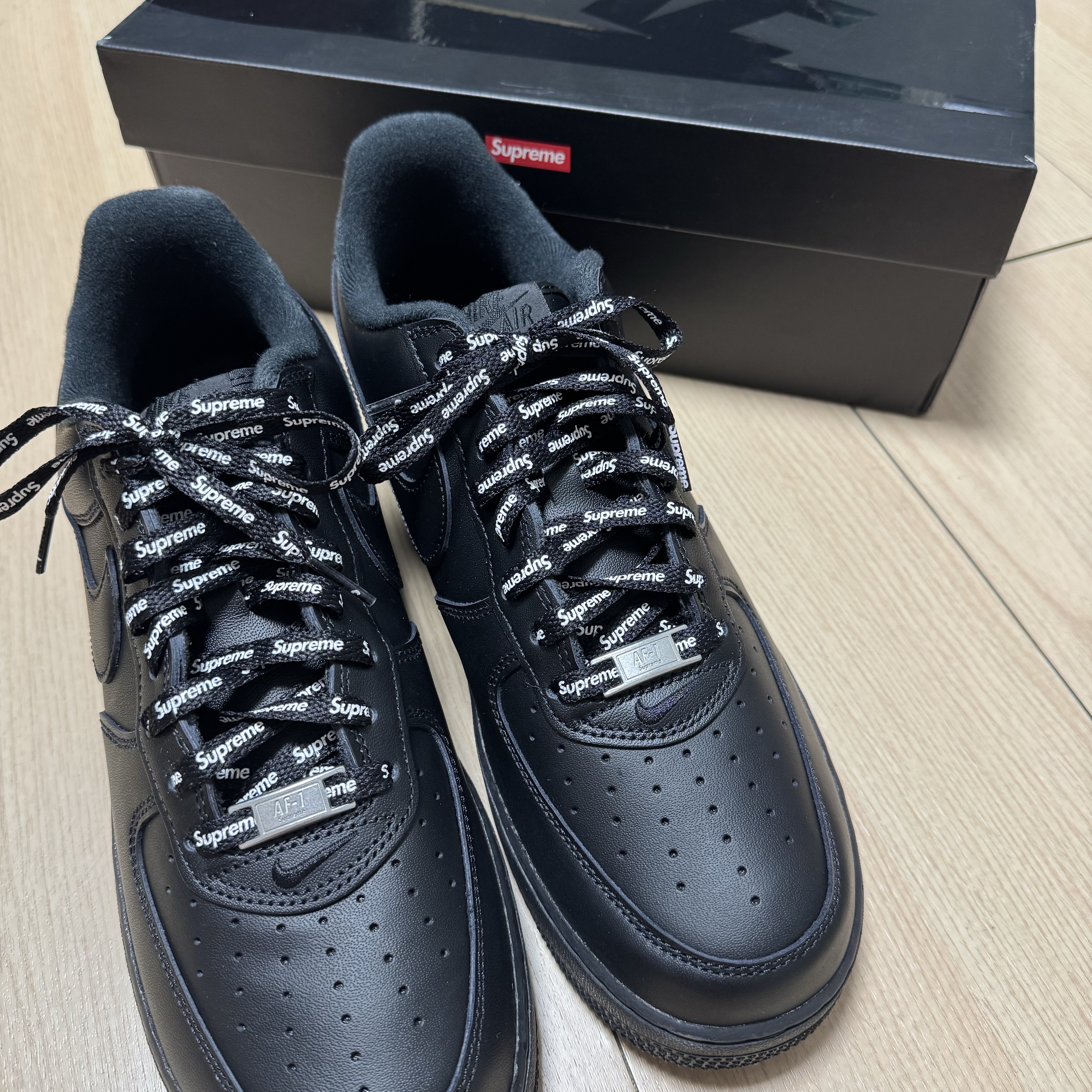 Nike x Supreme Air Force 1 Low Black 착용 스타일 - 2