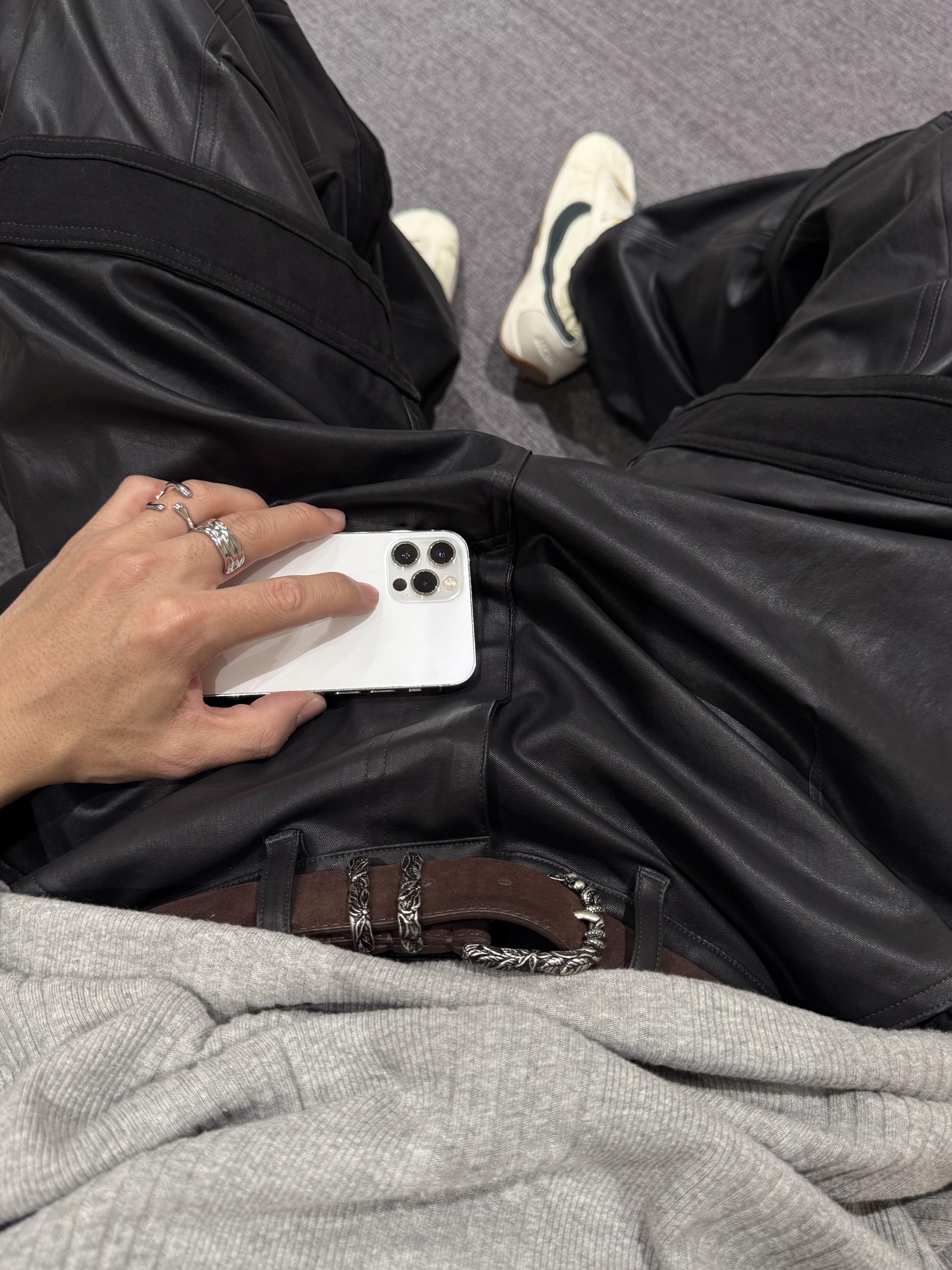 Farfromwhat Far Suade Belt_Brown, farfromwhat far layered work pants_black 착용 스타일 - 1