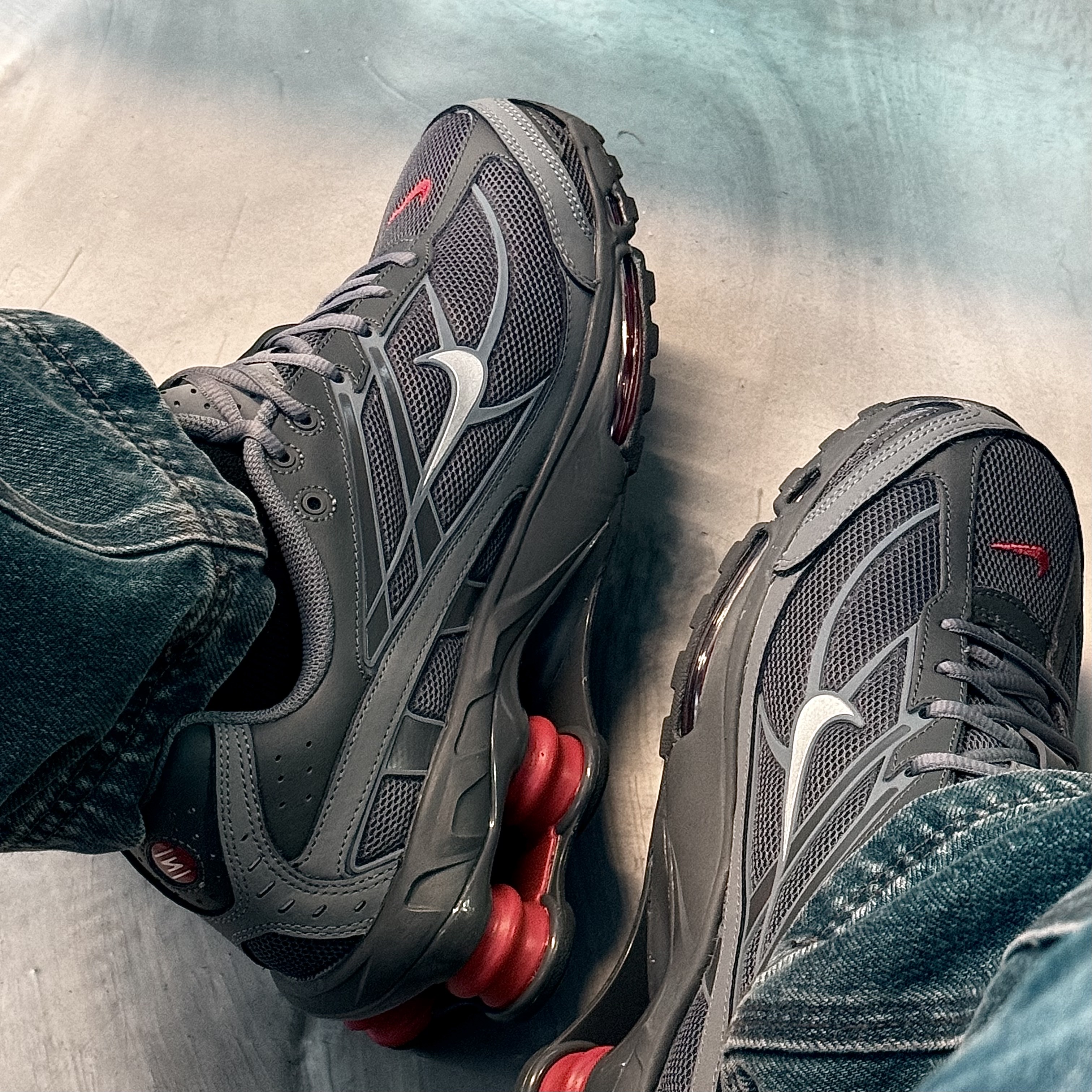 Nike Shox Ride 2 Smoke Grey University Red 착용 스타일 - 1