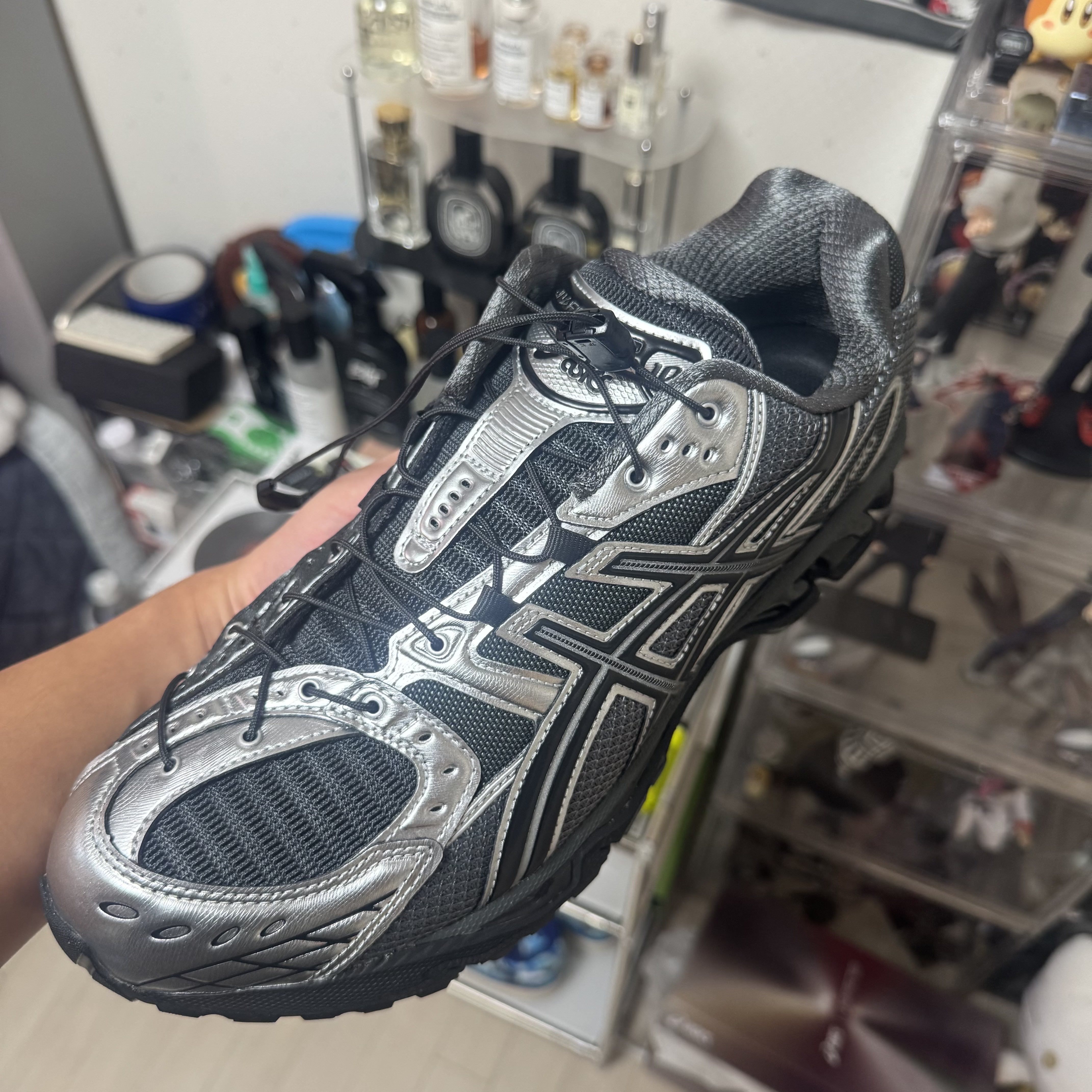 Asics x Unaffected Gel-Nimbus 10.1 Silver Black 착용 스타일
