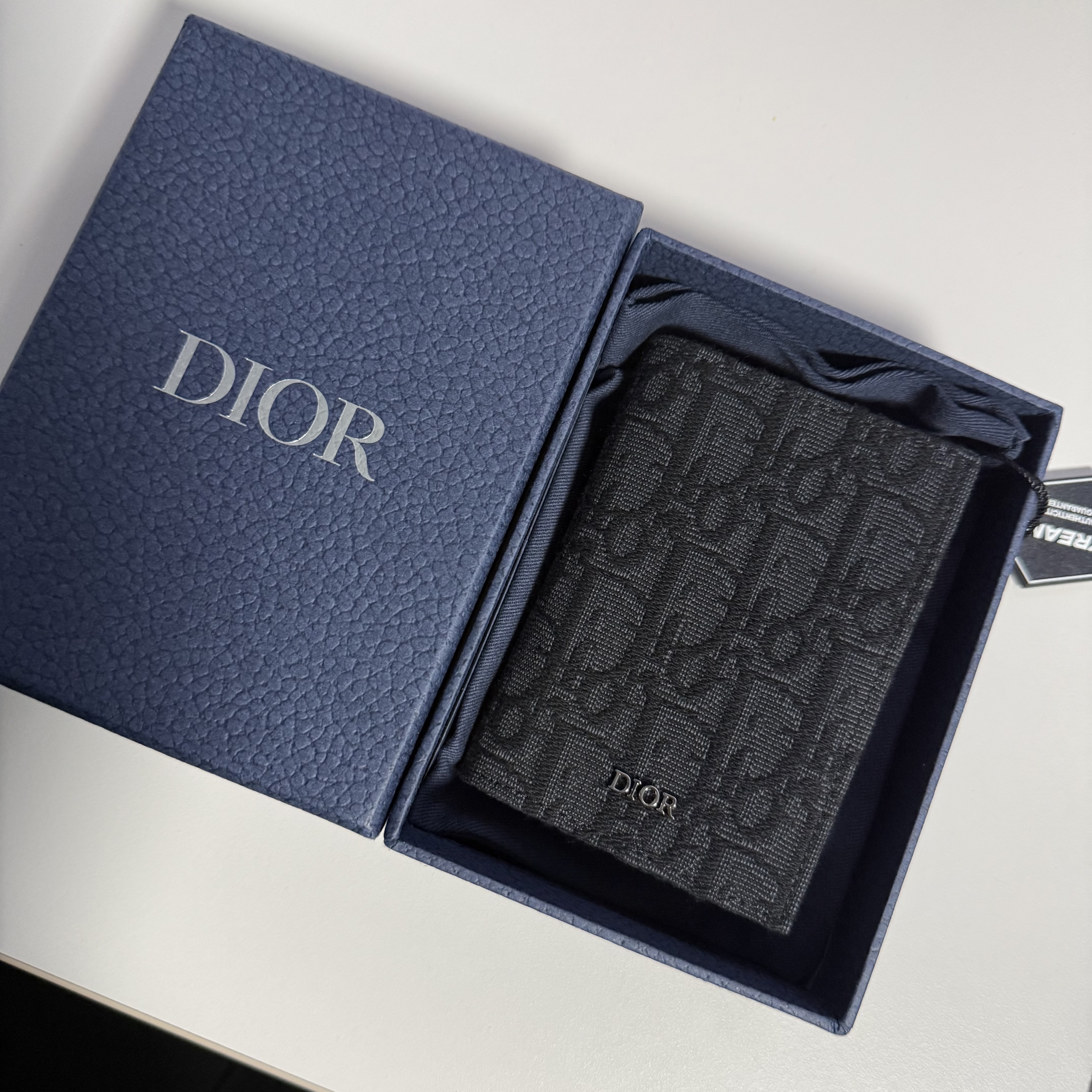 Dior Bi-Fold Card Holder Black Dior Oblique Jacquard 착용 스타일
