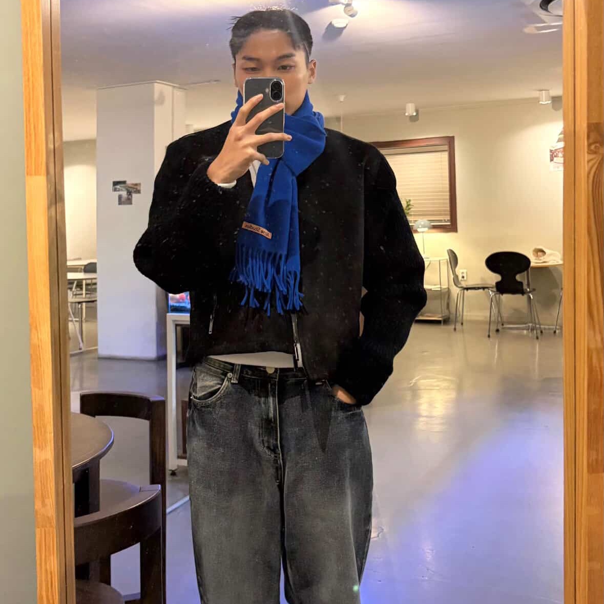 Acne Studios Skinny Fringe Wool Muffler Royal Blue, Adidas x Song for the Mute Country OG Bronze Strata Wild Brown 착용 스타일