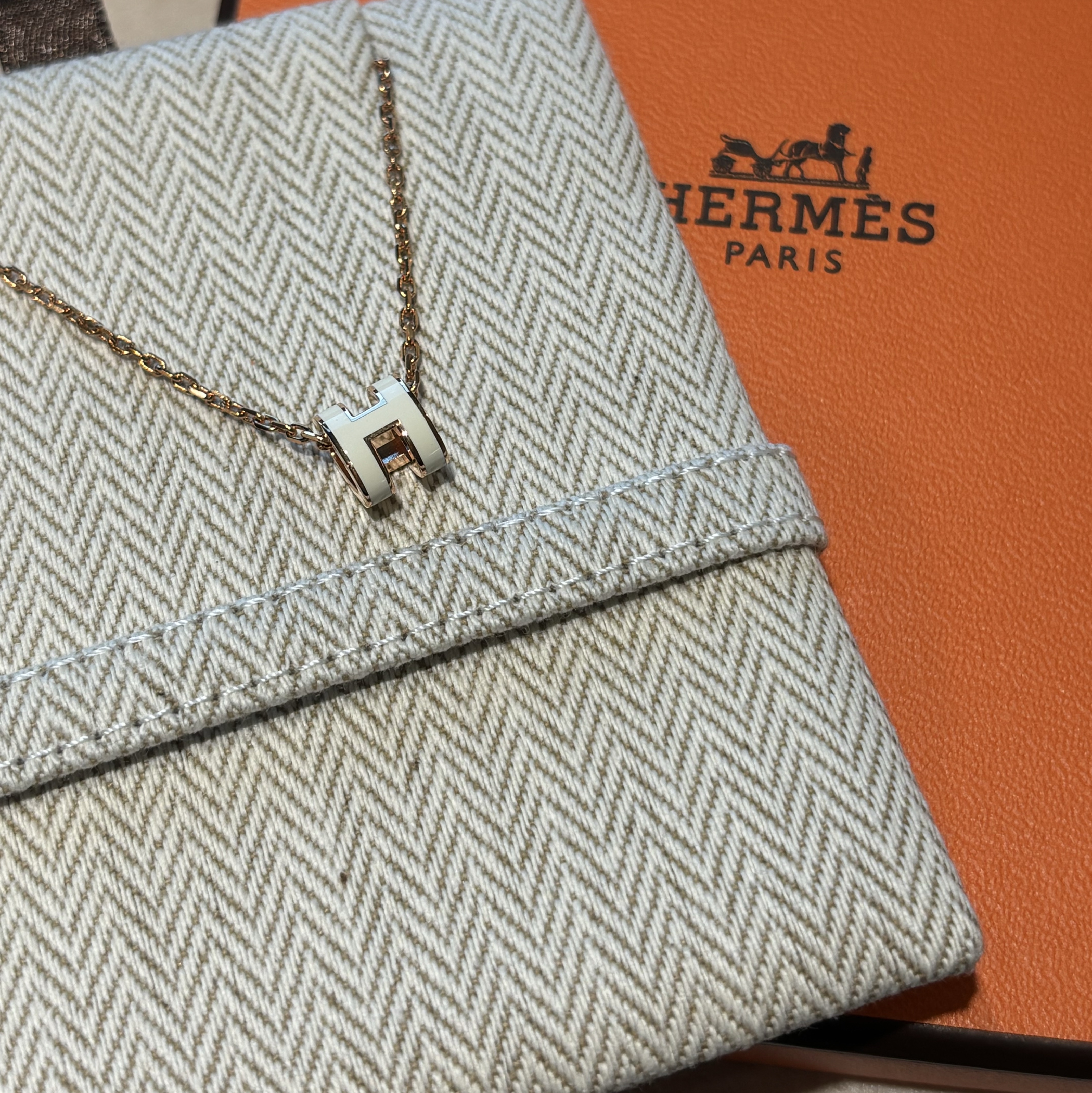 (W) Hermes Mini Pop H Pendant Rose Gold & Blanc 착용 스타일