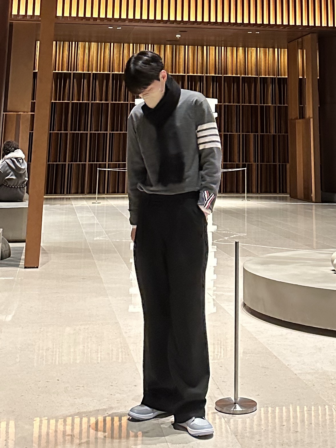 Thom Browne Fine Merino Wool Stitch 4-Bar Classic Crewneck Pullover Knit Medium Grey, Jordan 1 Low Golf Wolf Grey 착용 스타일 - 1