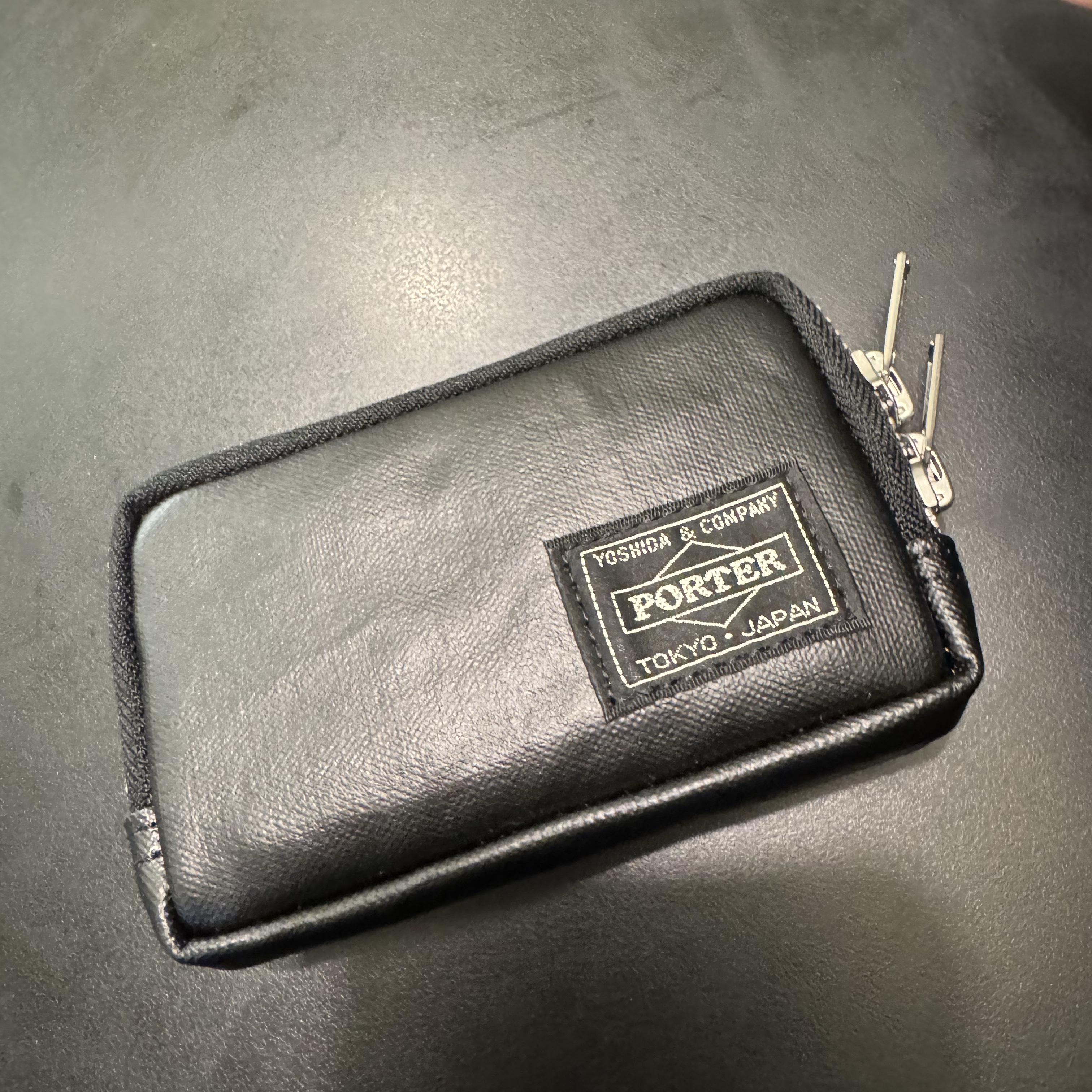 Porter Freestyle Multi Coin Case Black 착용 스타일