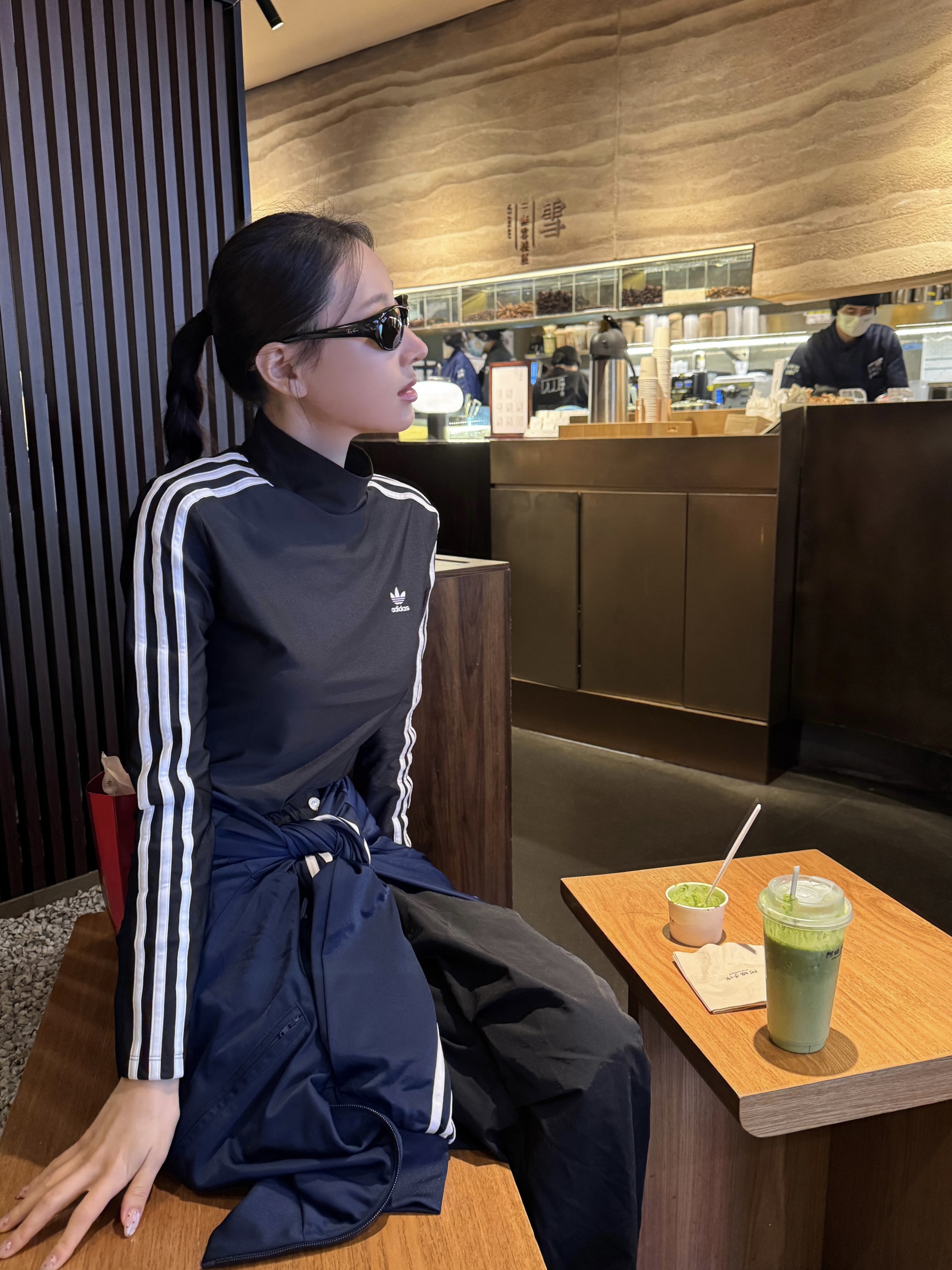 Ray-Ban DADDY-O II Polished Black Frame Green Classic G-15 Lenses, Adidas Adicolor Classic Firebird Track Top Night Indigo - KR Sizing 착용 스타일