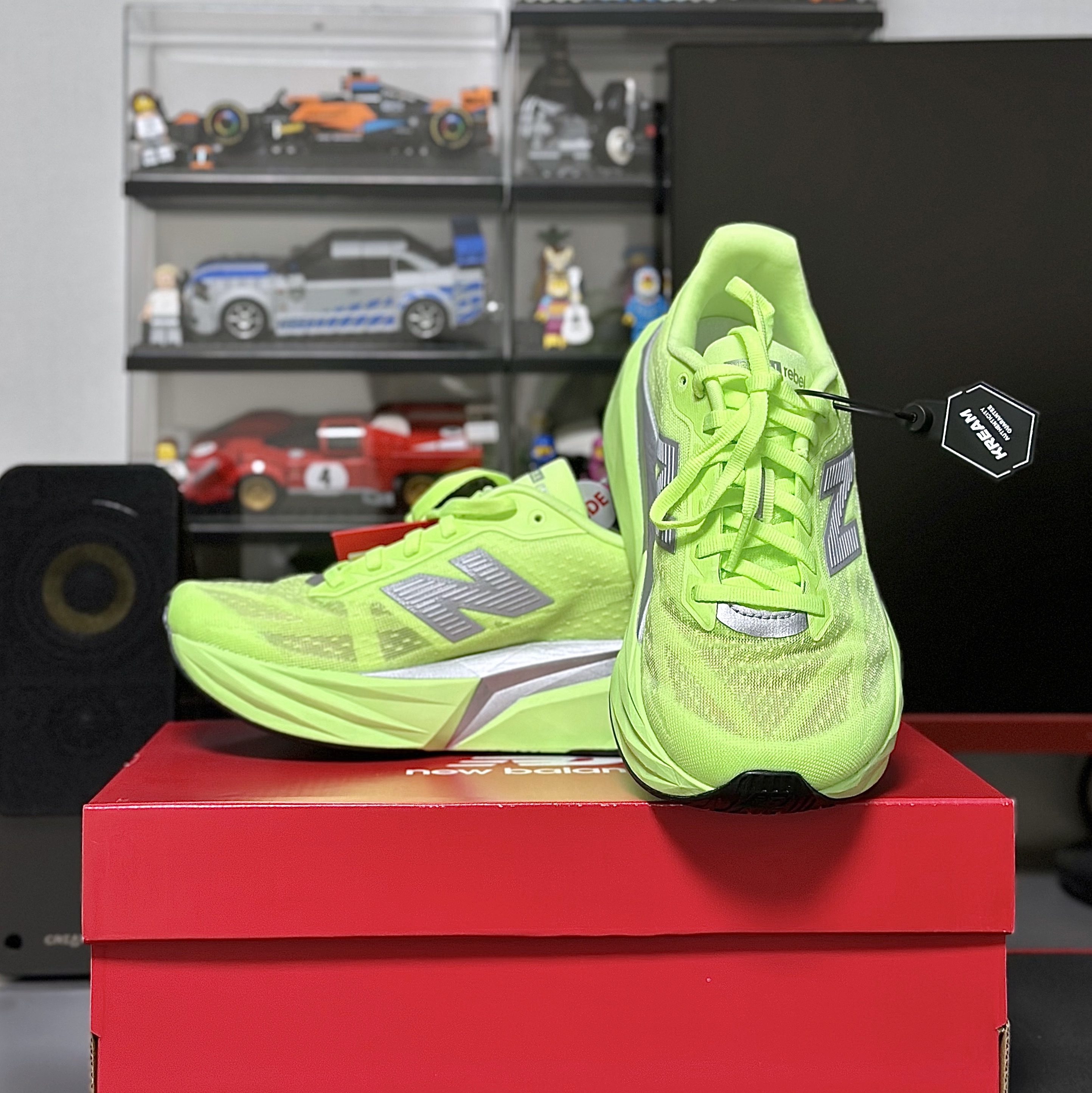 (W) New Balance FuelCell Rebel v5 Lab Green Silver Metallic - D Wide 착용 스타일