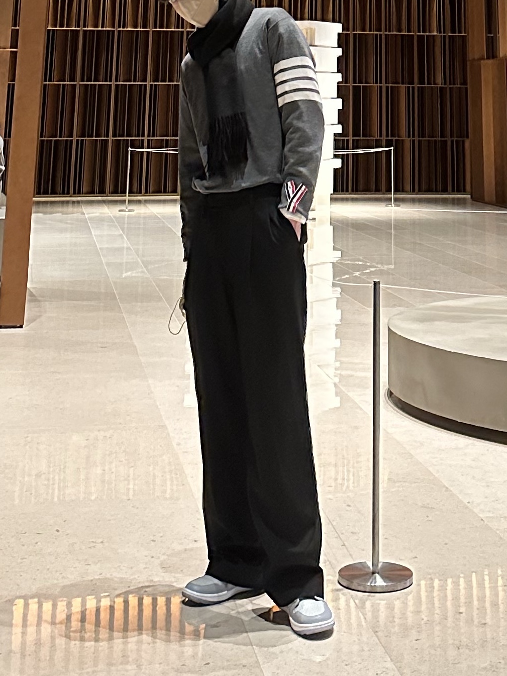 Thom Browne Fine Merino Wool Stitch 4-Bar Classic Crewneck Pullover Knit Medium Grey, Jordan 1 Low Golf Wolf Grey 착용 스타일 - 2