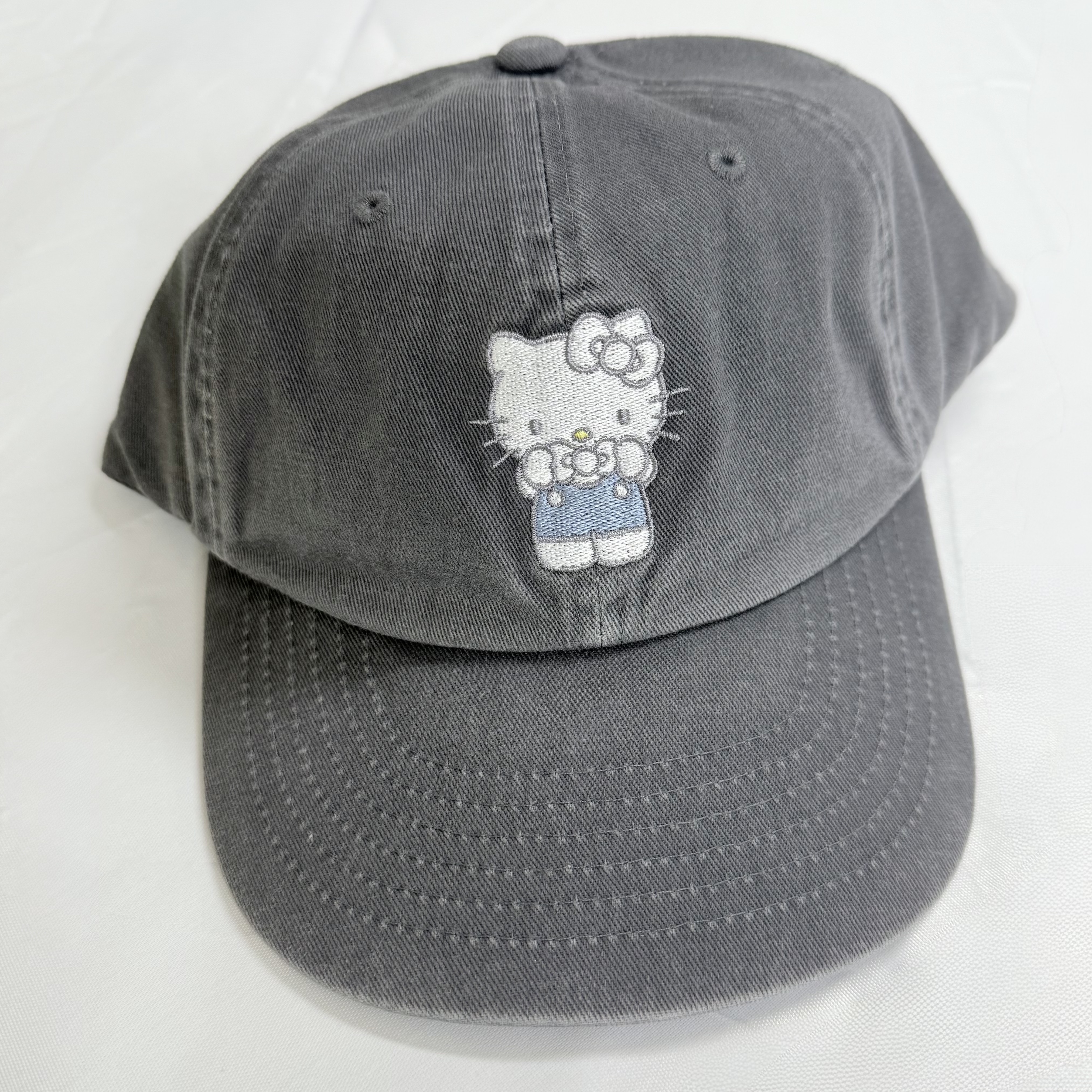 Farven x Hello Kitty Washed  Embroidered Ball Cap_Charcoal 착용 스타일 - 1