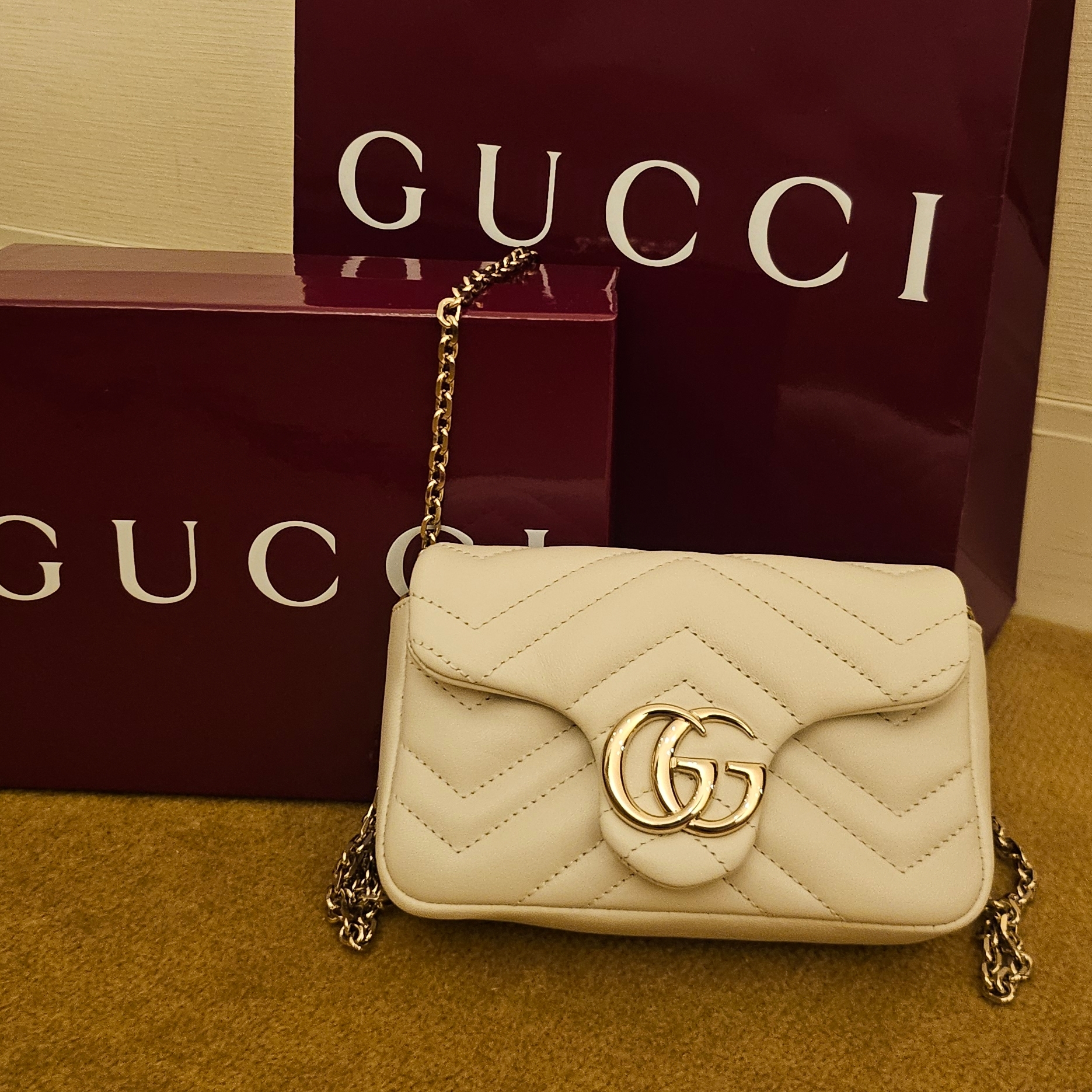 Gucci GG Marmont Matelasse Super Mini Bag White 착용 스타일