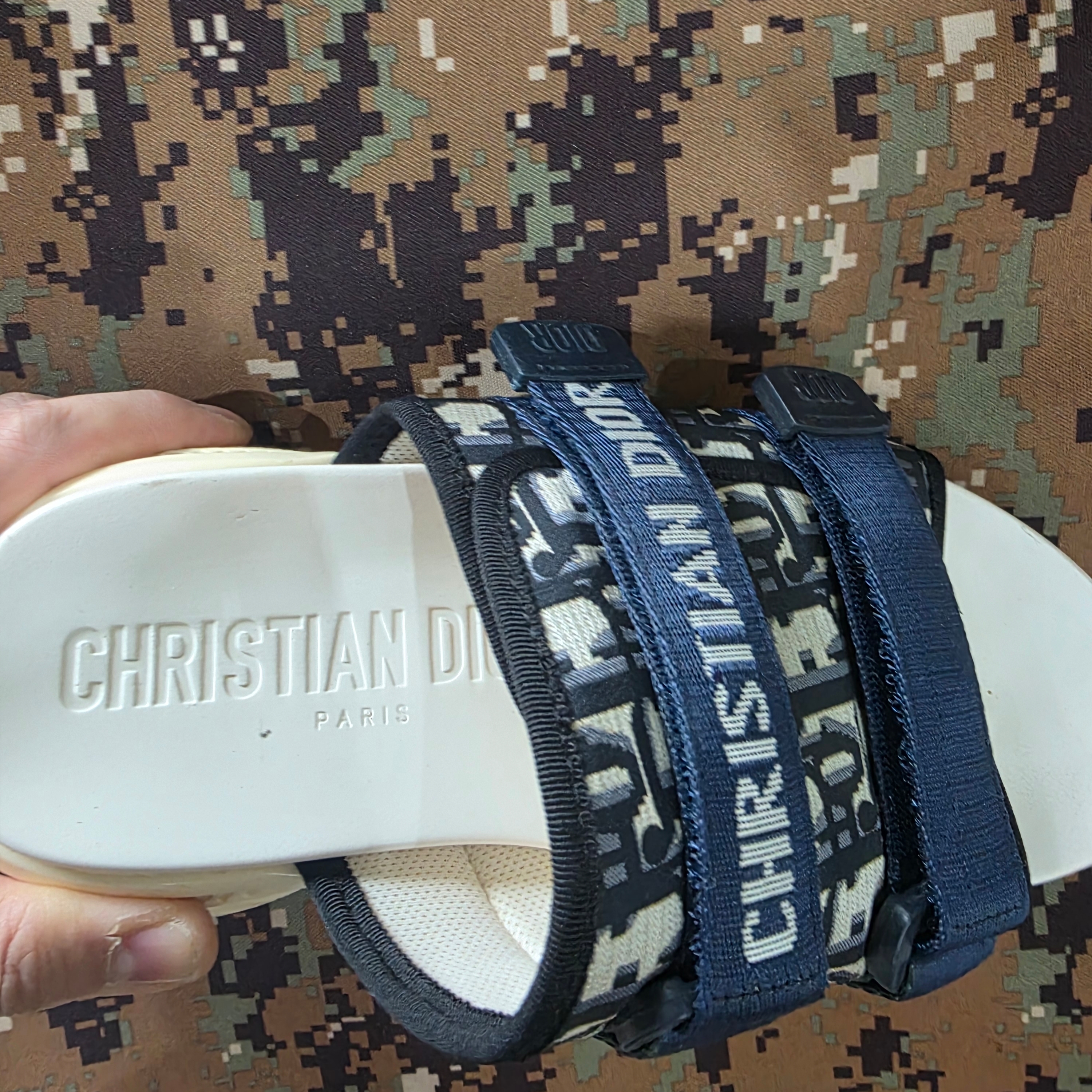 (W) Dior D-Wander Mule Deep Blue 착용 스타일