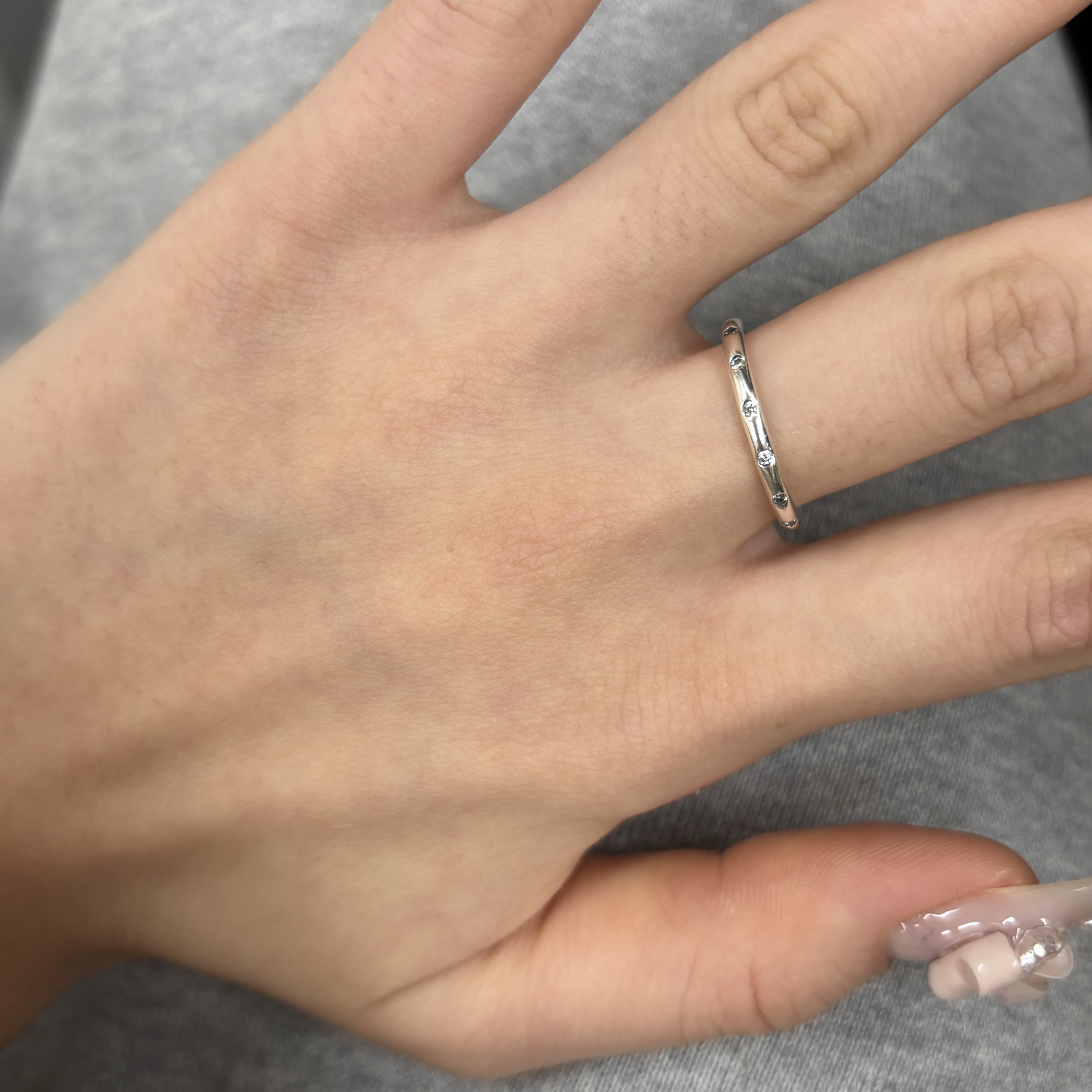 (W) Pandora Simple Sparkling Band Ring Sterling Silver 착용 스타일 - 2