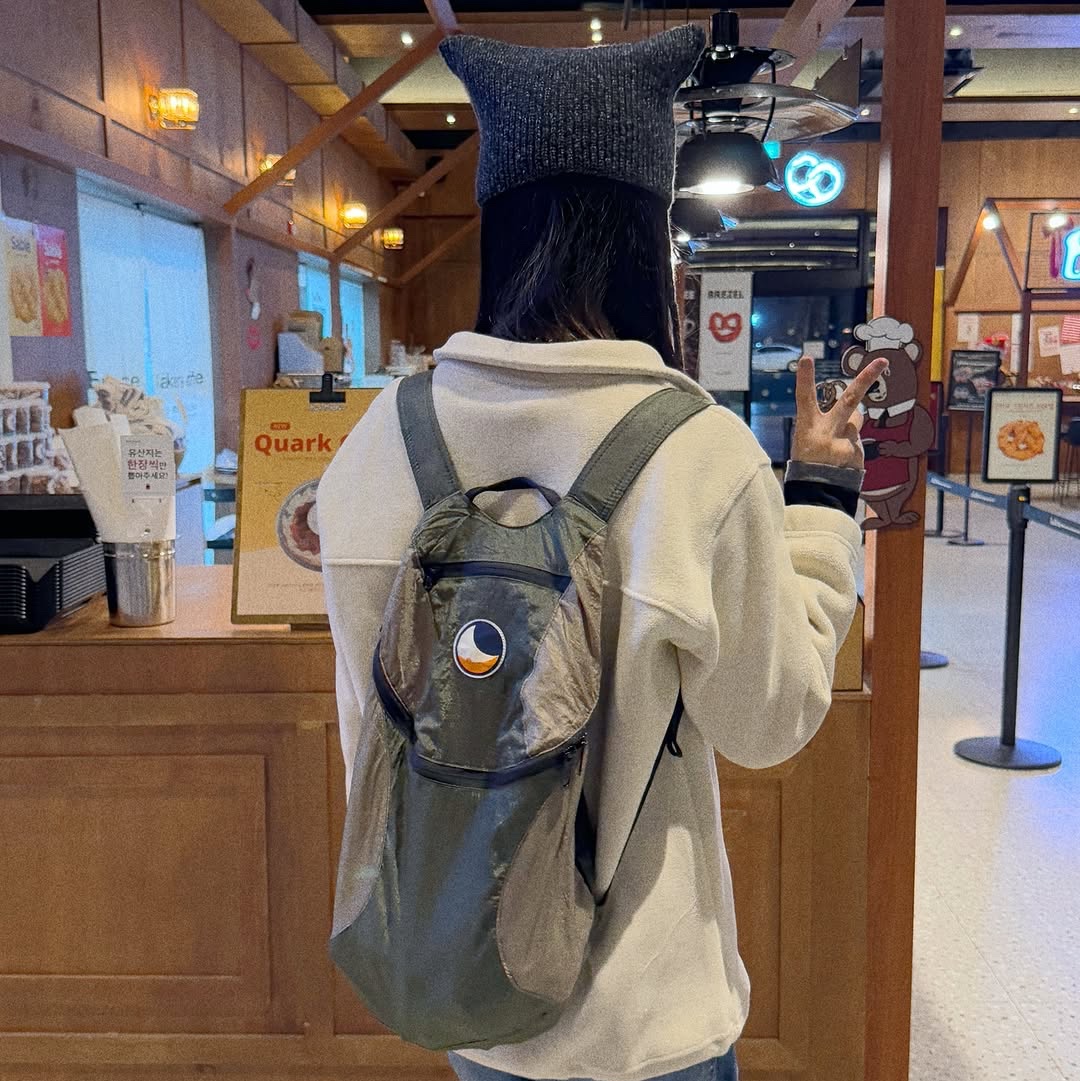 Ticket To The Moon Mini Backpack 15L Army Green Khaki 착용 스타일