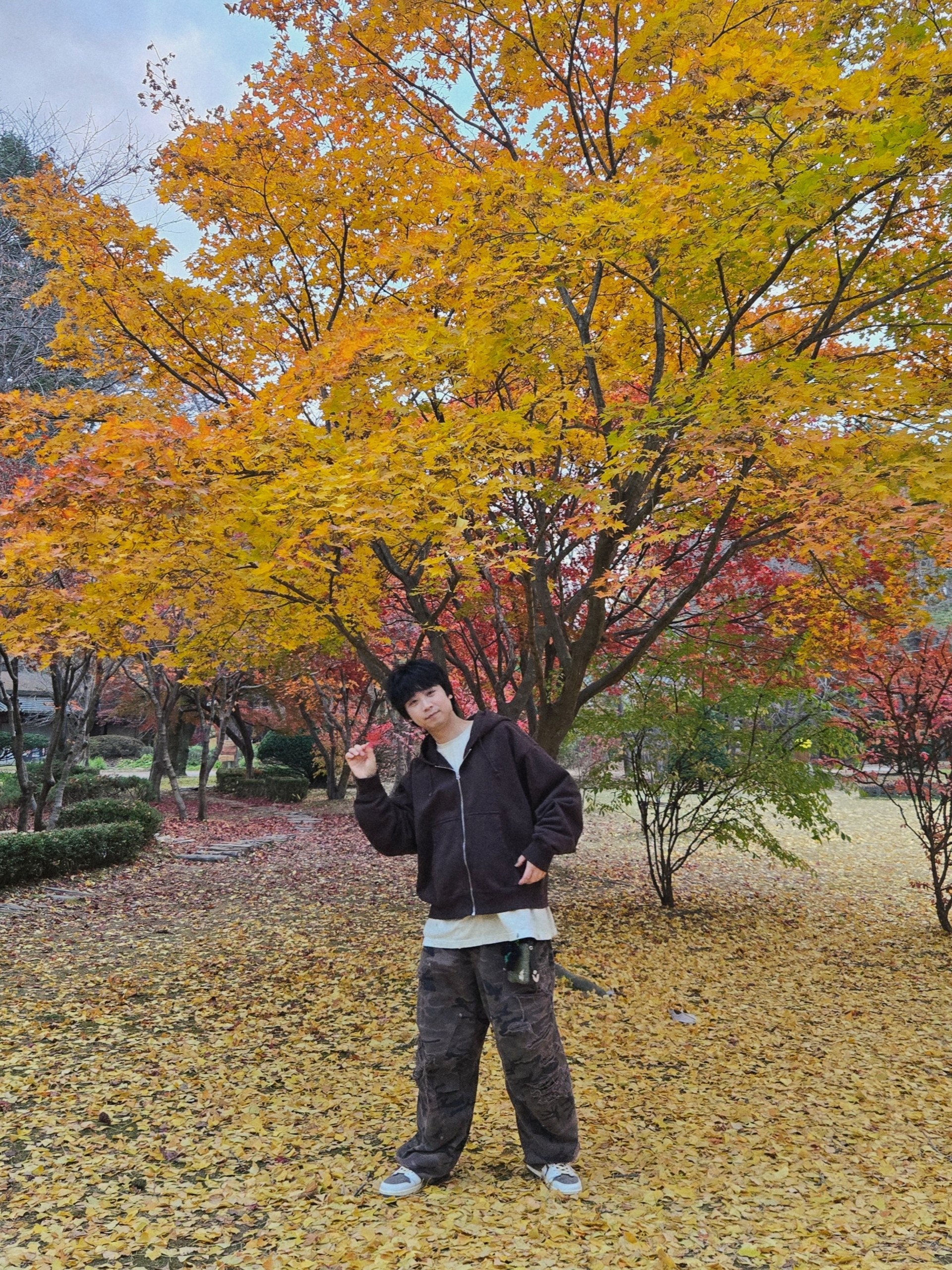 Nike x Stussy Stone Washed Fleece Zip Hoodie Dark Cinder (FJ9175-261), ETCE Double Knee Destroyed Pants Black Camo 착용 스타일 - 2