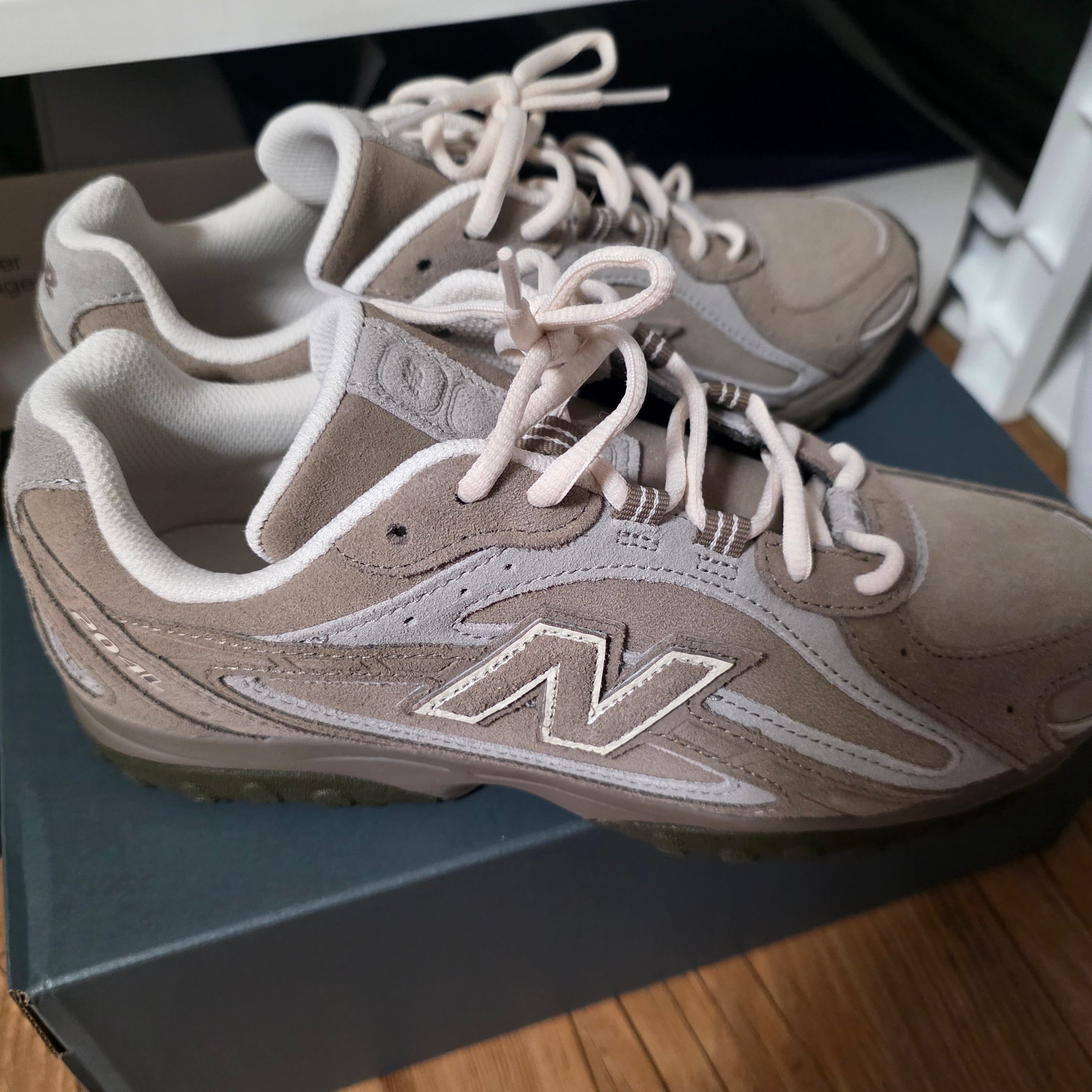 New Balance 204L Suede Mushroom Arid Stone 착용 스타일