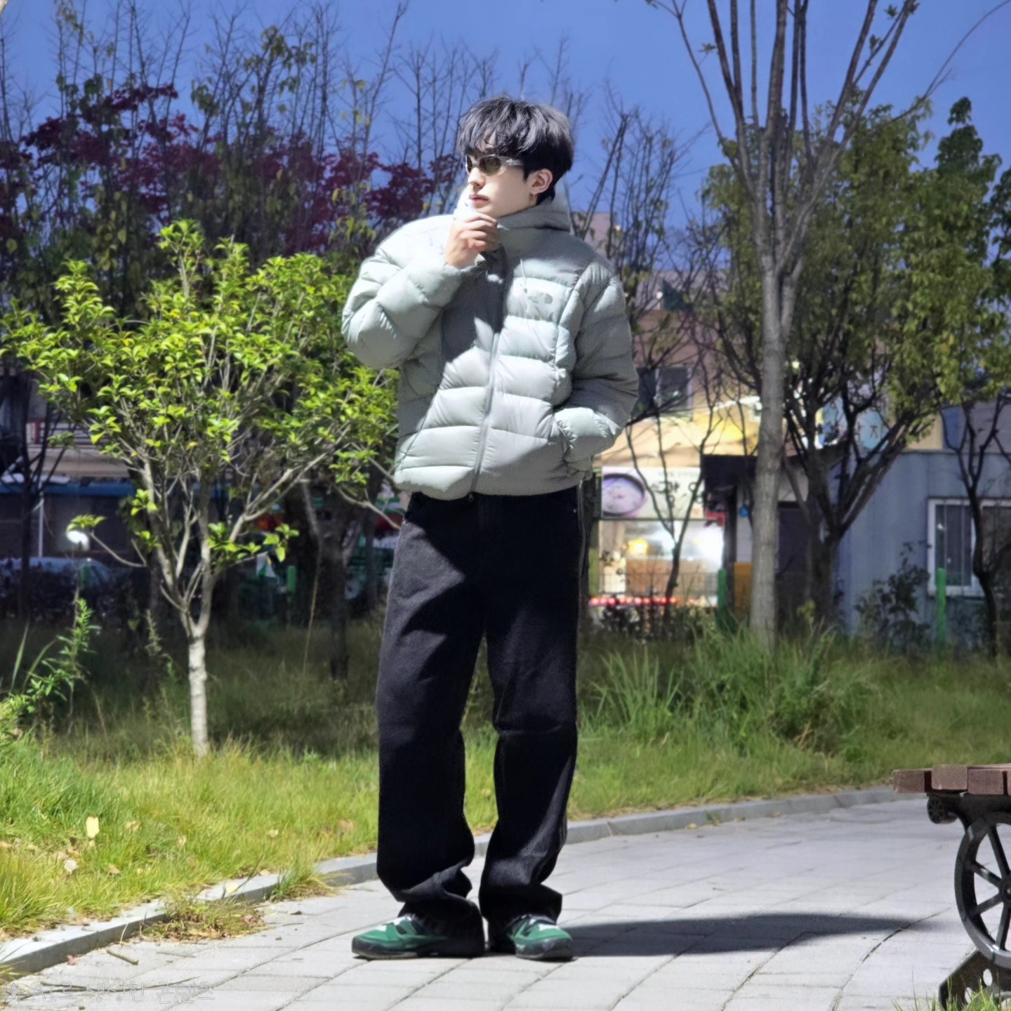 The North Face Ruta Down Jacket Light Khaki - 25SS, Adidas Adicolor Denim Firebird Pants True Black Denim - KR Sizing 착용 스타일 - 1