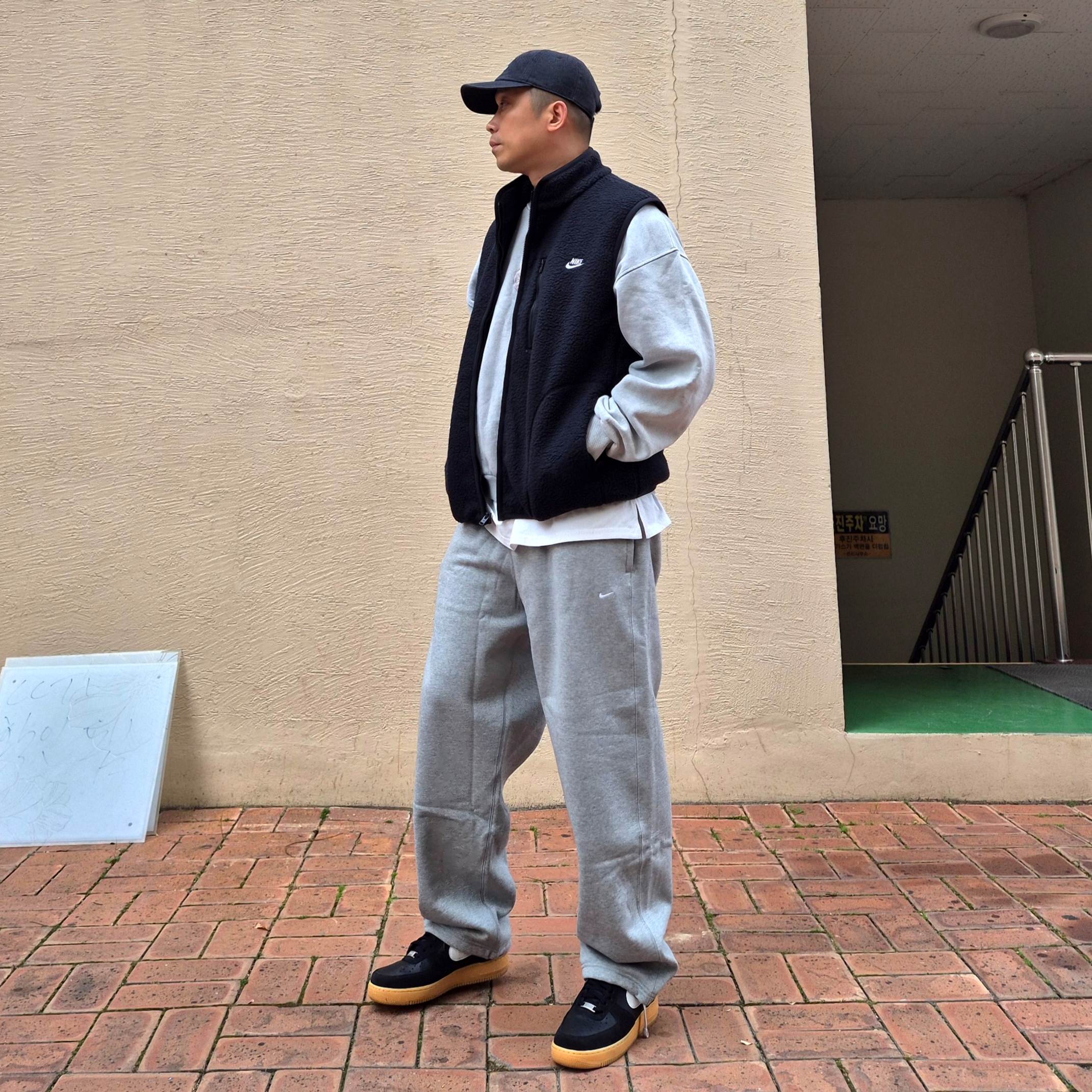Nike Air Force 1 '07 LV8 Black Gum Light Brown, Nike Solo Swoosh Fleece Open Hem Pants Dark Grey Heather Light Smoke Grey - Asia 착용 스타일 - 2
