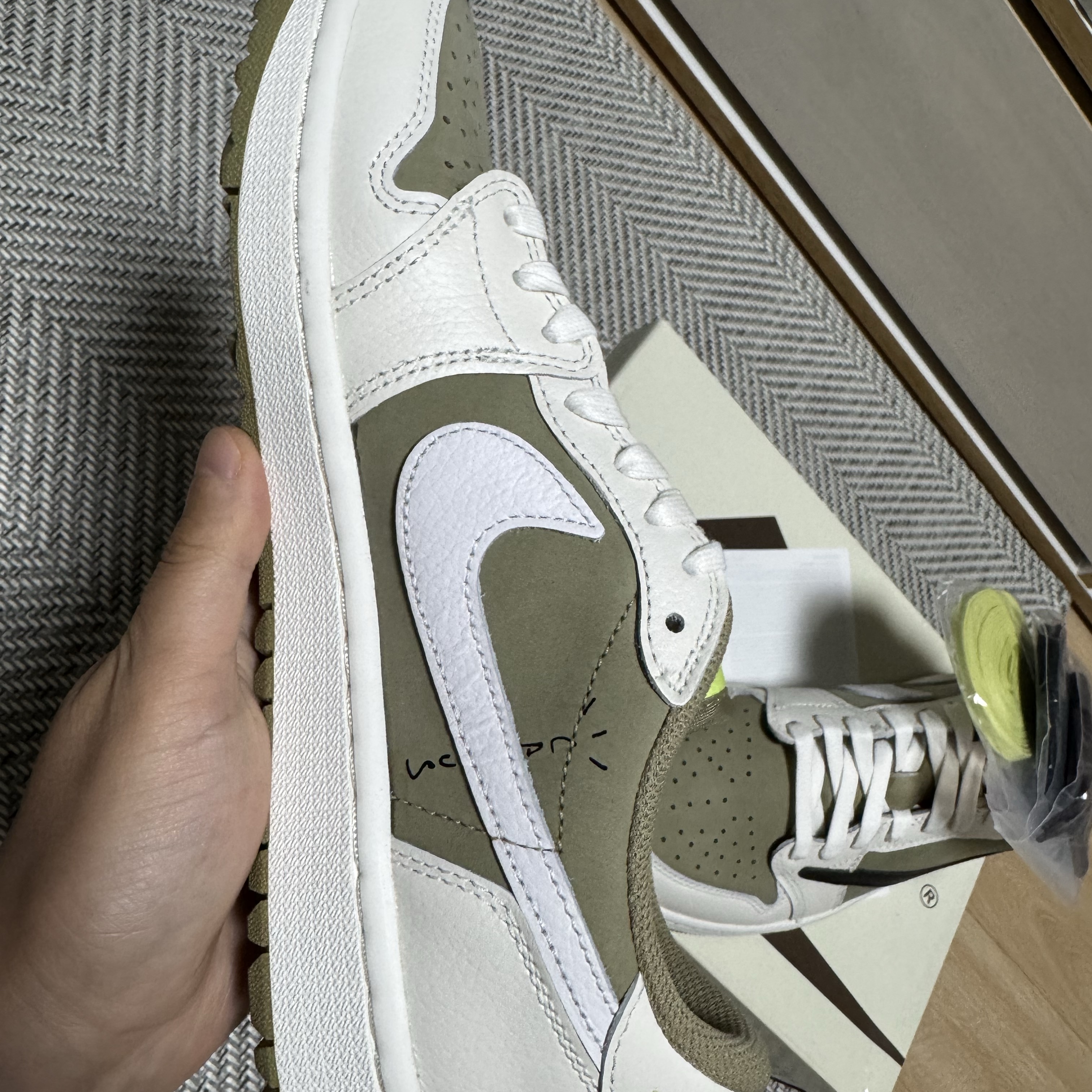 Jordan 1 x Travis Scott Retro Low Golf NRG Neutral Olive 착용 스타일 - 4