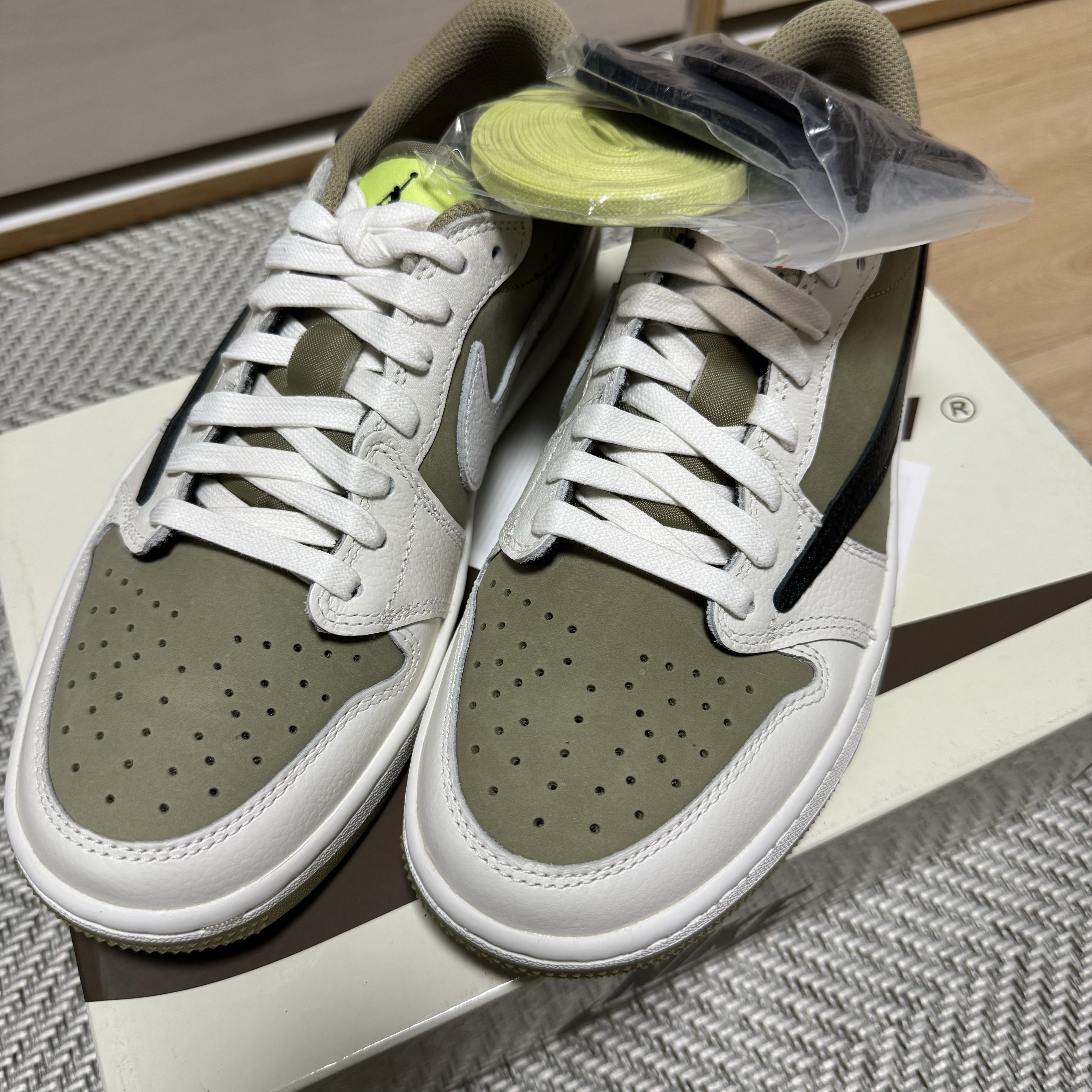 Jordan 1 x Travis Scott Retro Low Golf NRG Neutral Olive 착용 스타일 - 1