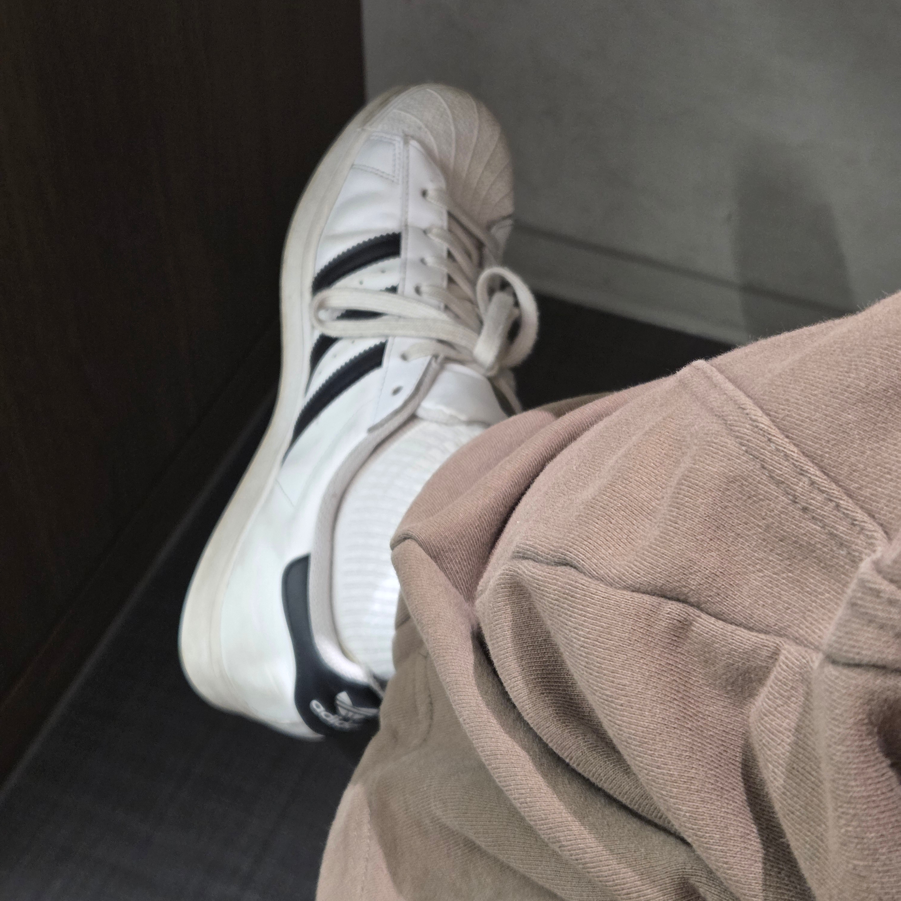 Adidas Superstar White Black 착용 스타일