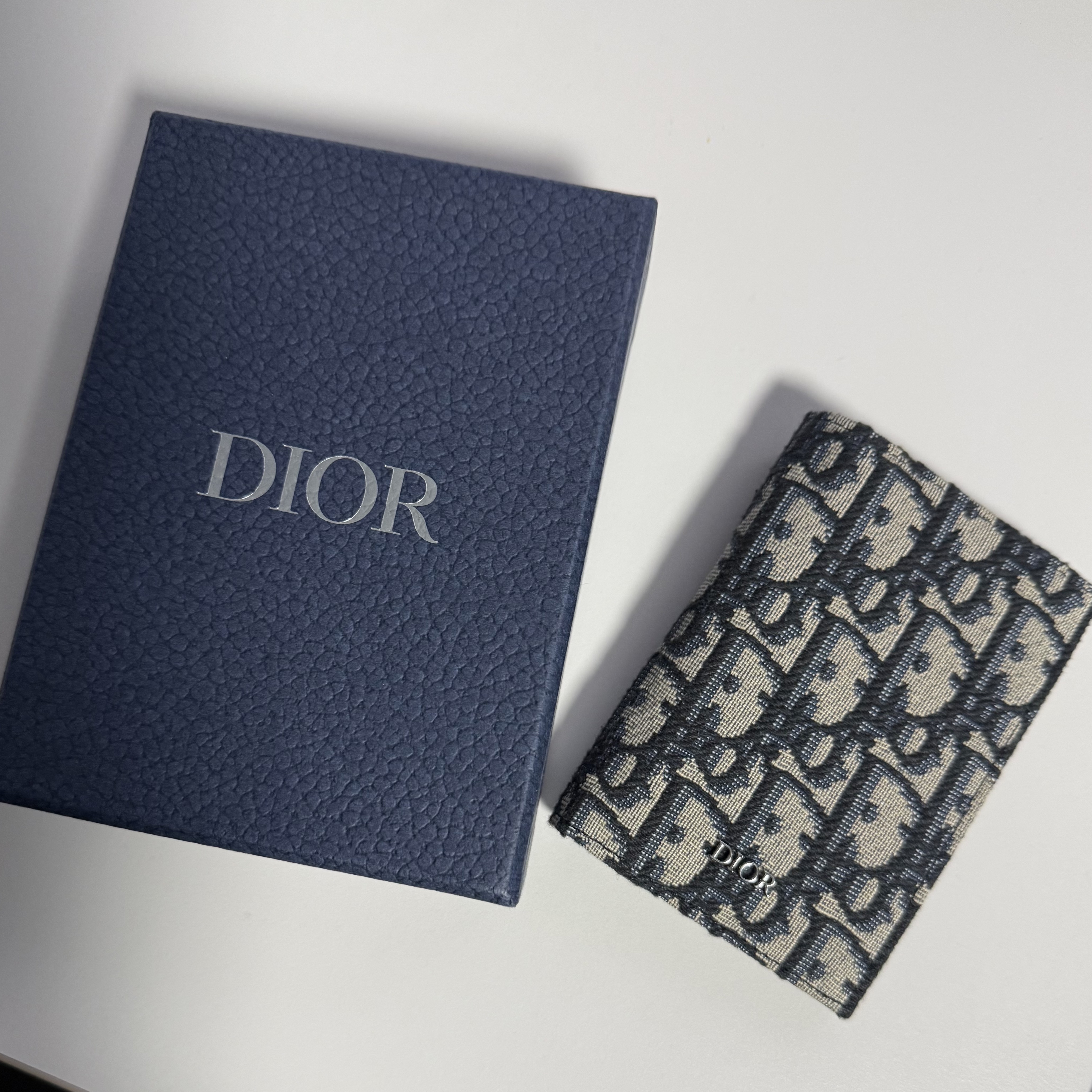 Dior Bi-Fold Card Holder Beige & Black Dior Oblique Jacquard 착용 스타일