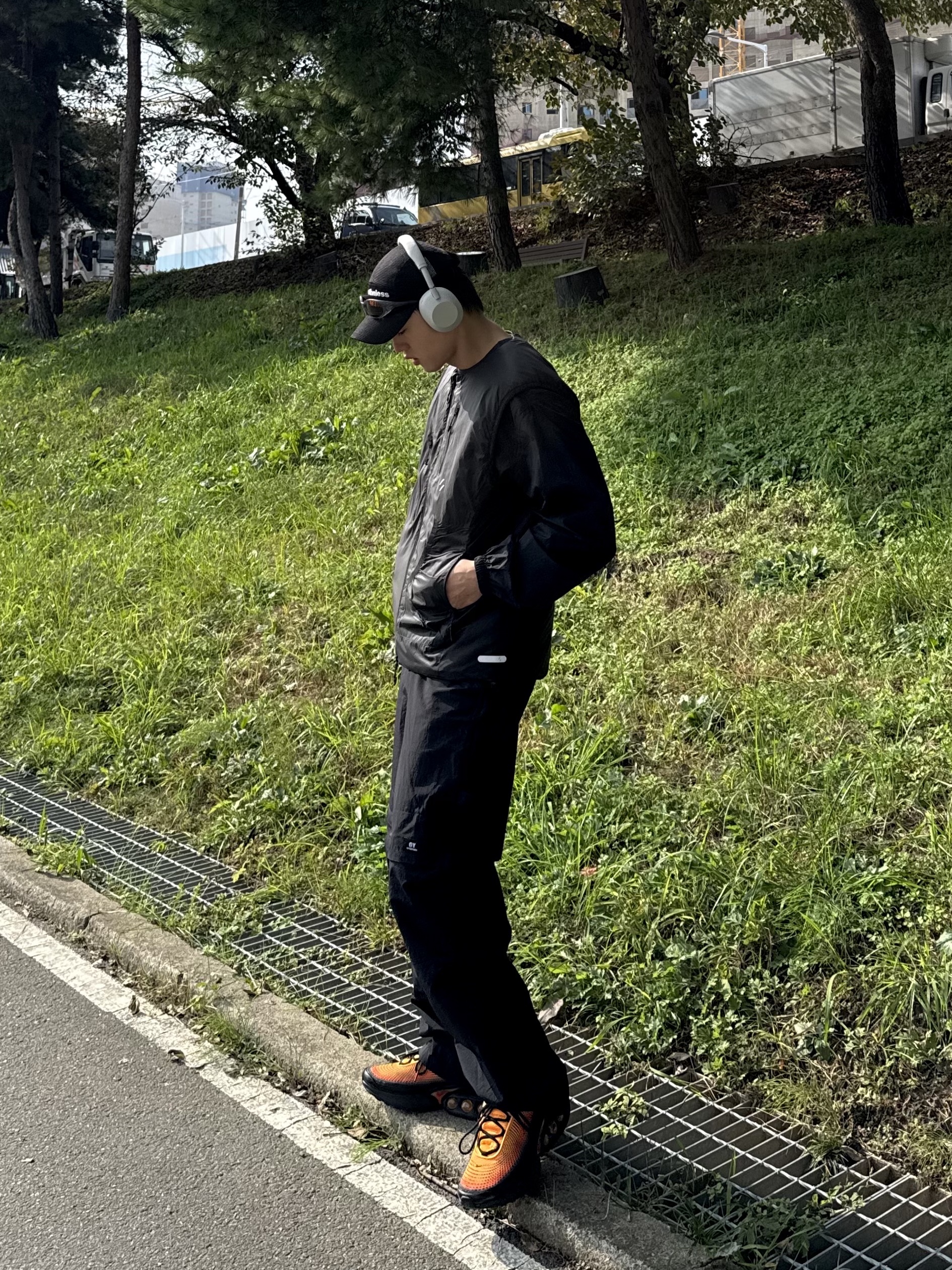 Sony WH-1000XM6 Platinum Silver (Korean Ver.), Nike Air Max Dn SE Laser Orange Comet Red 착용 스타일 - 1