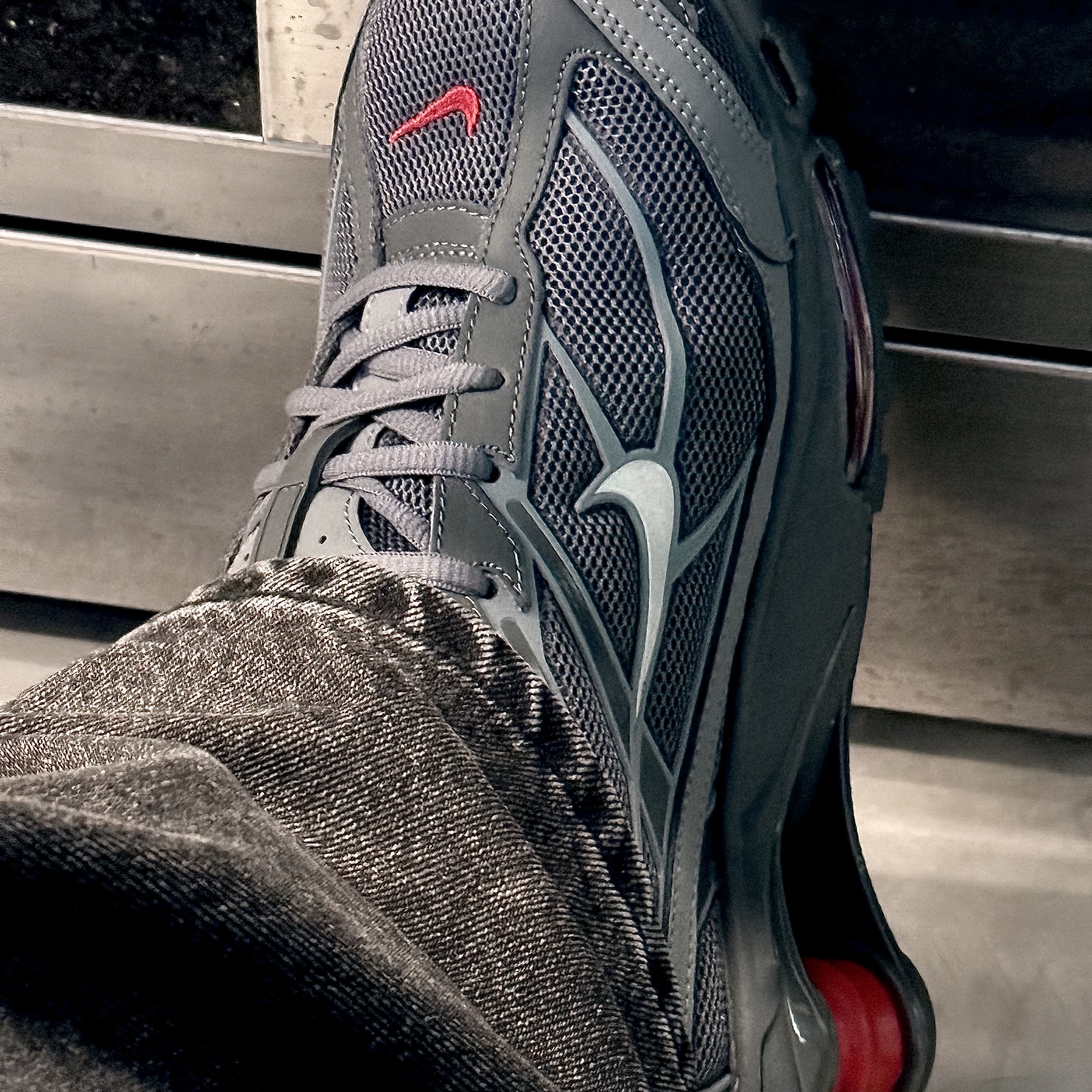 Nike Shox Ride 2 Smoke Grey University Red 착용 스타일 - 2