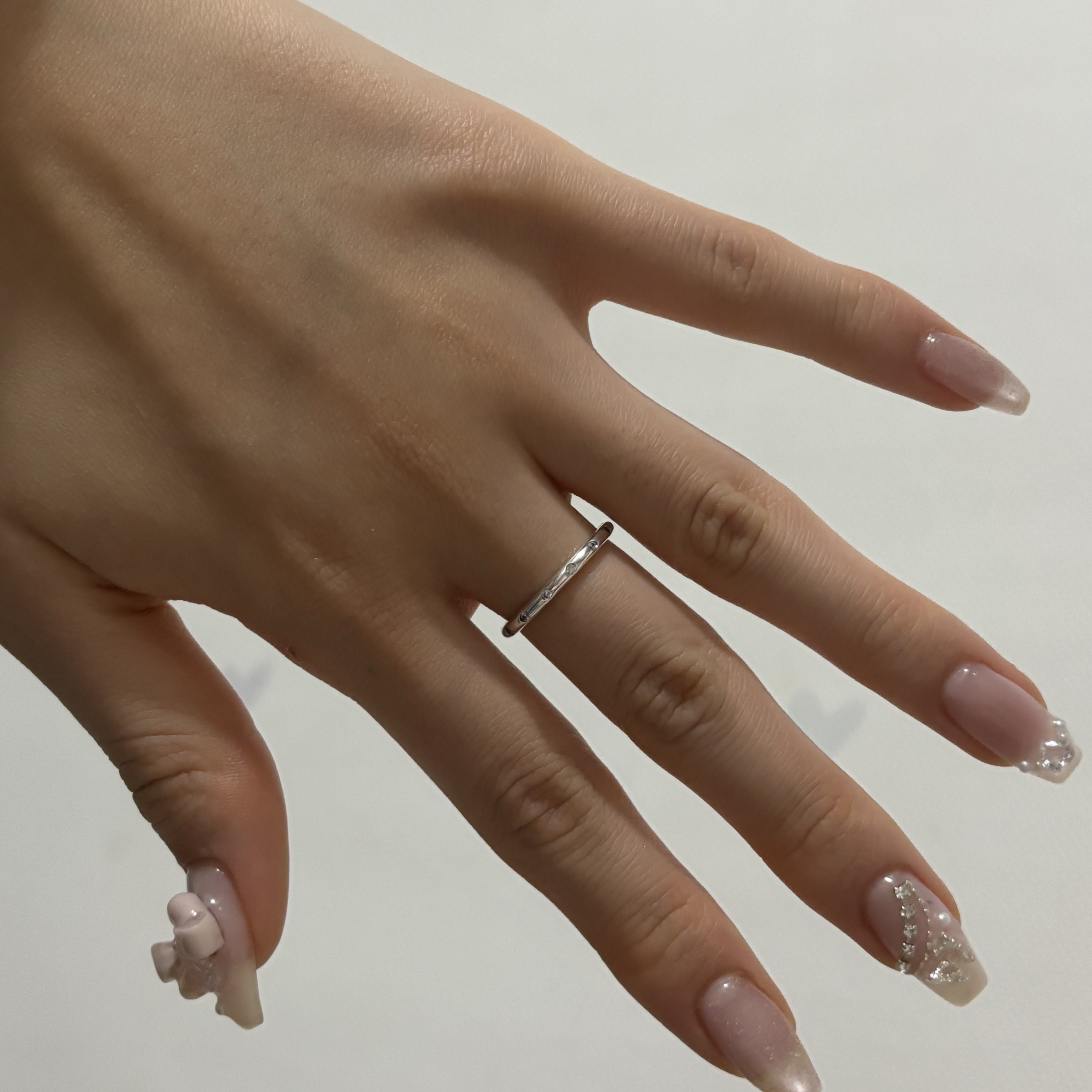 (W) Pandora Simple Sparkling Band Ring Sterling Silver 착용 스타일 - 1
