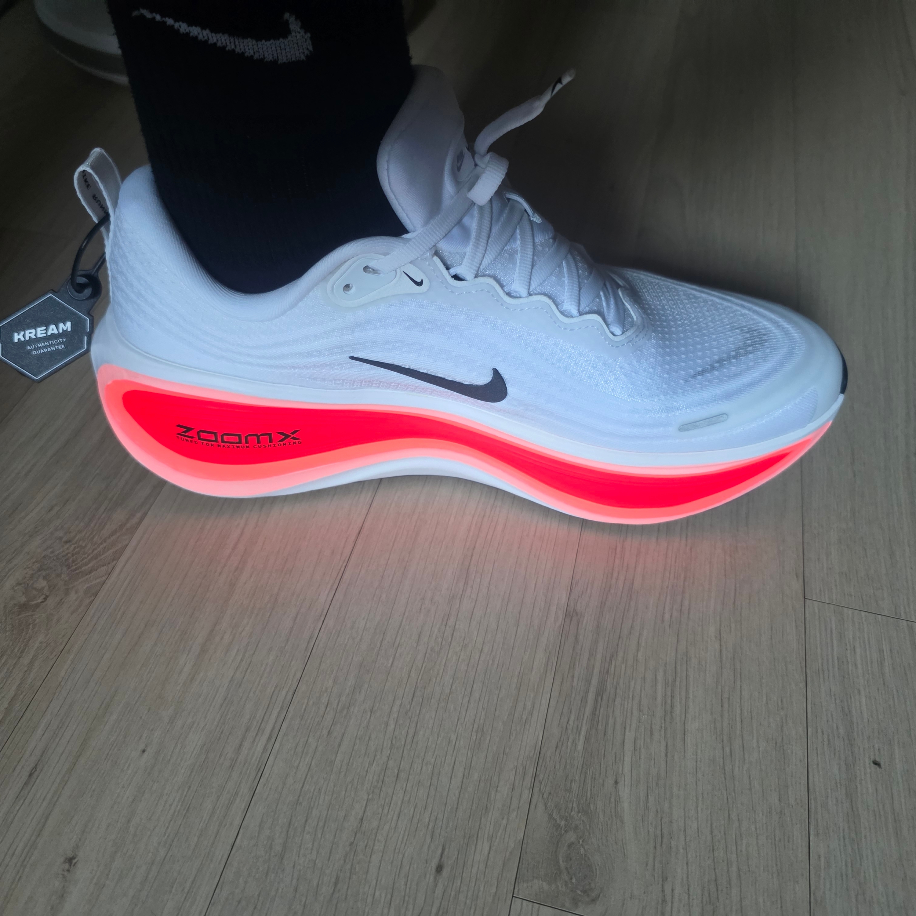 Nike Zoom Vomero Plus White Bright Crimson 착용 스타일 - 3