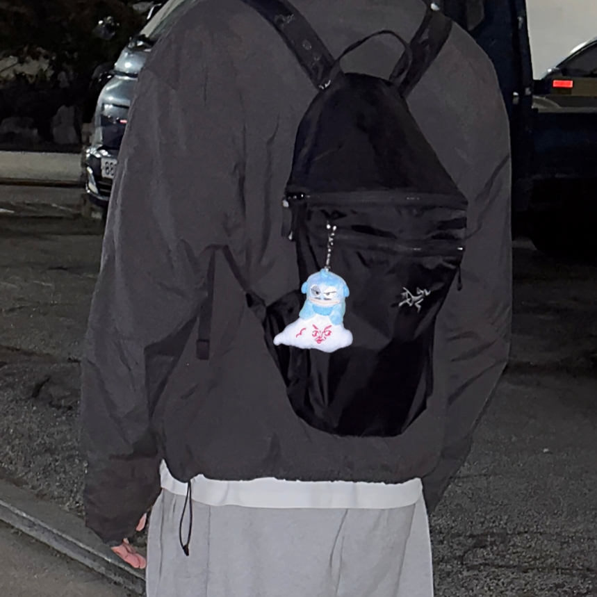 Arc'teryx Heliad 15 Backpack Black, ChimChakMan x Hangyodong Cloud Doll Keyring Blue 착용 스타일