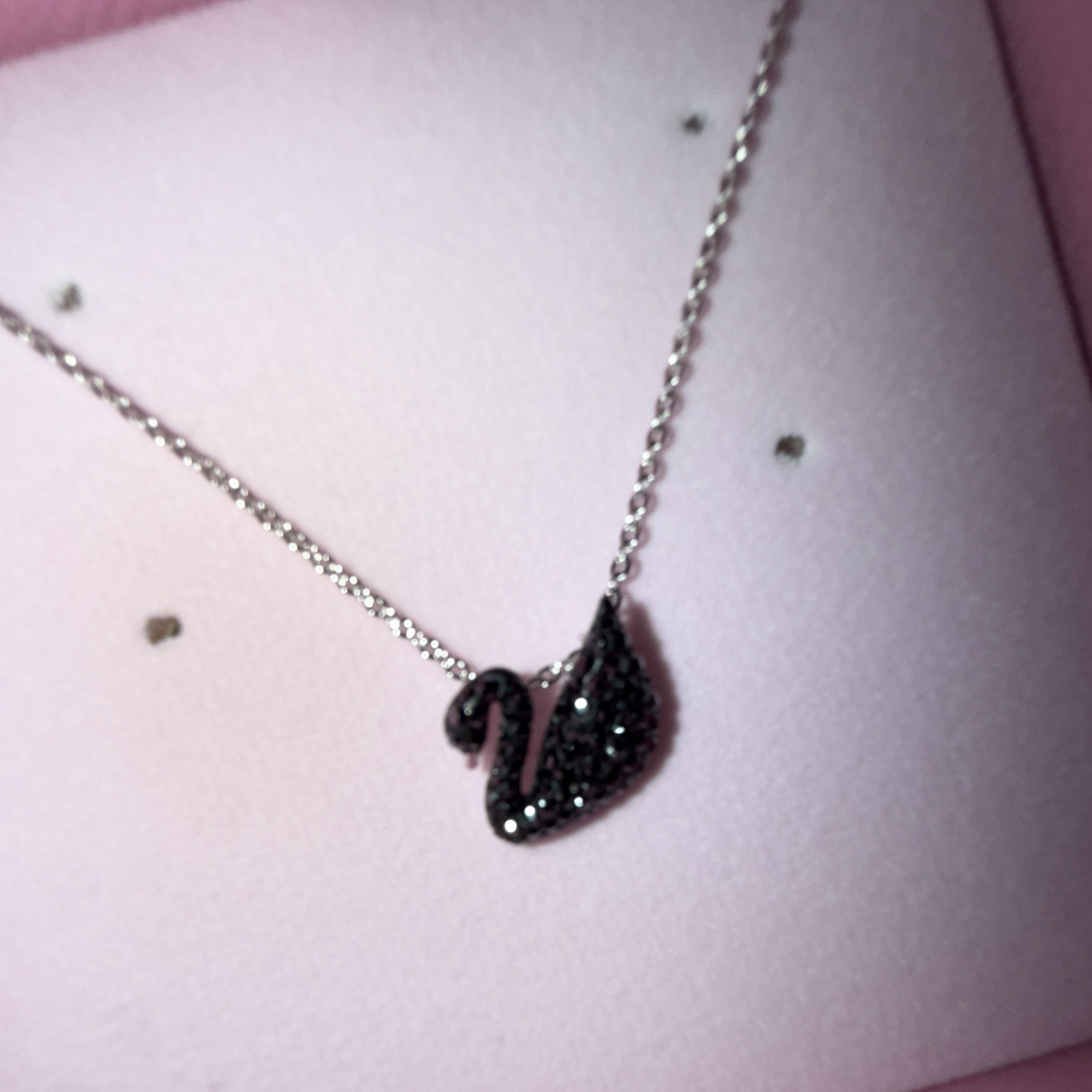 (W) Swarovski Iconic Swan Pendant Small Black Rhodium Plated 착용 스타일