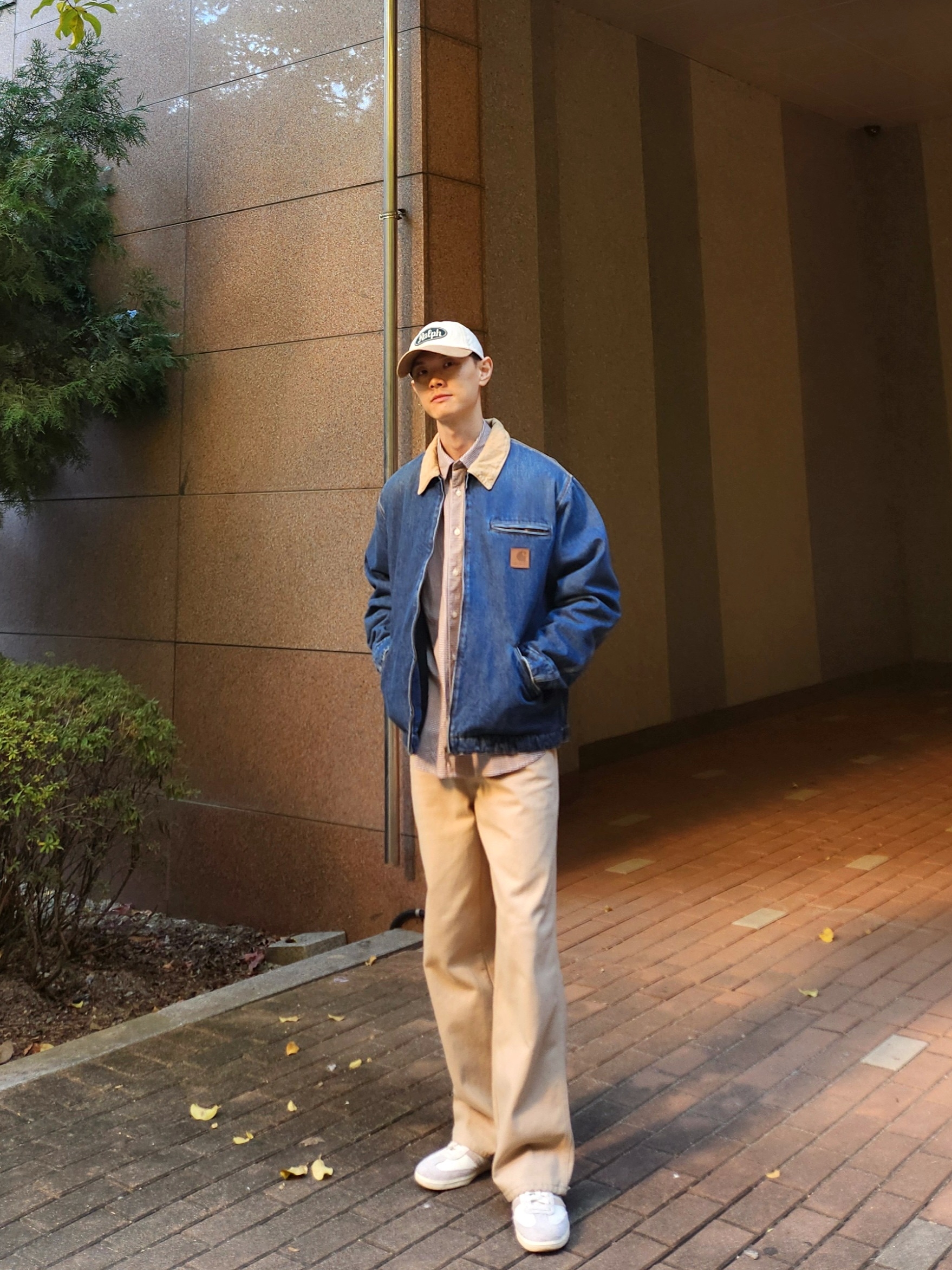 Adidas x Kasina Samba Consortium Cup Off White Trace Khaki, Carhartt WIP OG Detroit Jacket Blue Dusty Hamilton Brown 착용 스타일 - 2